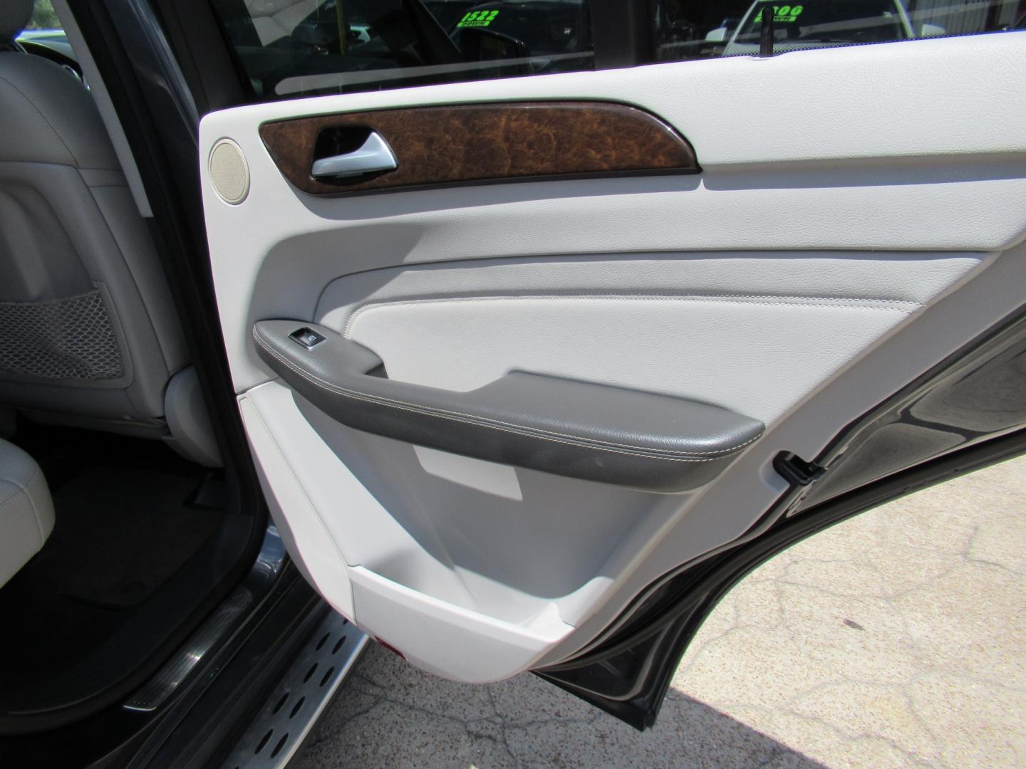 2013 Blue /Gray Mercedes-Benz M-Class ML350 4MATIC (4JGDA5JB1DA) with an 3.5L V6 DOHC 24V engine, Automatic transmission, located at 1511 North Shepherd Dr., Houston, TX, 77008, (281) 657-1221, 29.798361, -95.412560 - 2013 MERCEDES-BENZ M-CLASS ML 350 VIN: 4JGDA5JB1DA243842 4 J G D A 5 J B 1 D A 2 4 3 8 4 2 4 DOOR WAGON/SPORT UTILITY 3.5L V6 F DOHC 24V GASOLINE REAR WHEEL DRIVE- Photo#13
