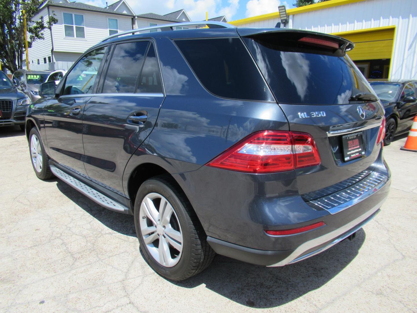2013 Blue /Gray Mercedes-Benz M-Class ML350 4MATIC (4JGDA5JB1DA) with an 3.5L V6 DOHC 24V engine, Automatic transmission, located at 1511 North Shepherd Dr., Houston, TX, 77008, (281) 657-1221, 29.798361, -95.412560 - 2013 MERCEDES-BENZ M-CLASS ML 350 VIN: 4JGDA5JB1DA243842 4 J G D A 5 J B 1 D A 2 4 3 8 4 2 4 DOOR WAGON/SPORT UTILITY 3.5L V6 F DOHC 24V GASOLINE REAR WHEEL DRIVE- Photo#17