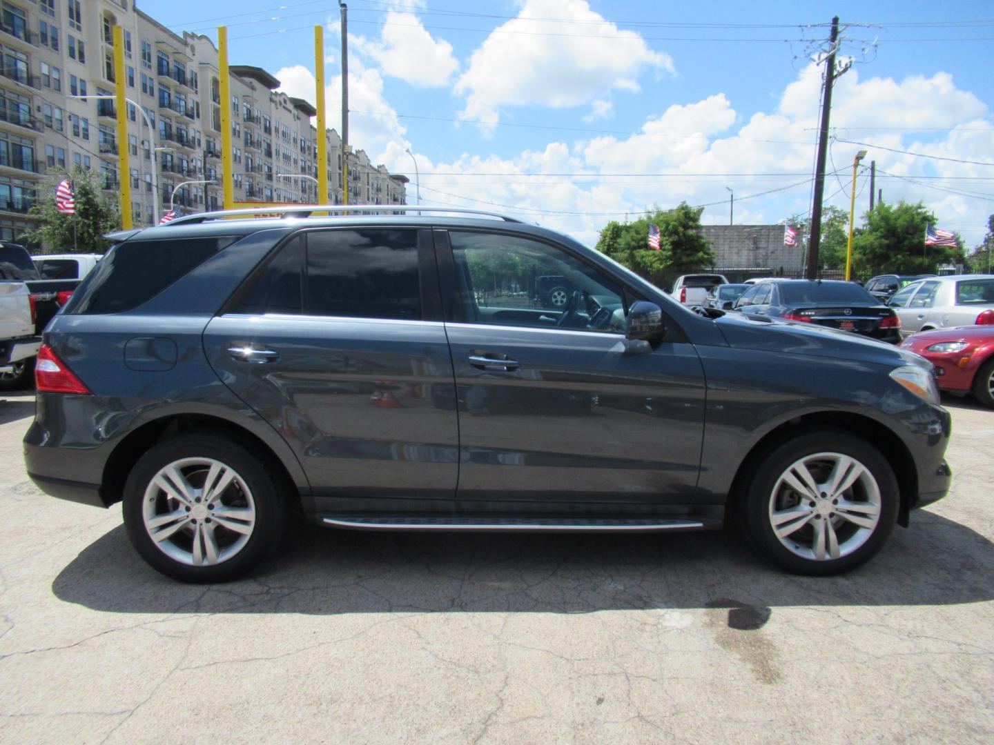 2013 Blue /Gray Mercedes-Benz M-Class ML350 4MATIC (4JGDA5JB1DA) with an 3.5L V6 DOHC 24V engine, Automatic transmission, located at 1511 North Shepherd Dr., Houston, TX, 77008, (281) 657-1221, 29.798361, -95.412560 - 2013 MERCEDES-BENZ M-CLASS ML 350 VIN: 4JGDA5JB1DA243842 4 J G D A 5 J B 1 D A 2 4 3 8 4 2 4 DOOR WAGON/SPORT UTILITY 3.5L V6 F DOHC 24V GASOLINE REAR WHEEL DRIVE- Photo#20