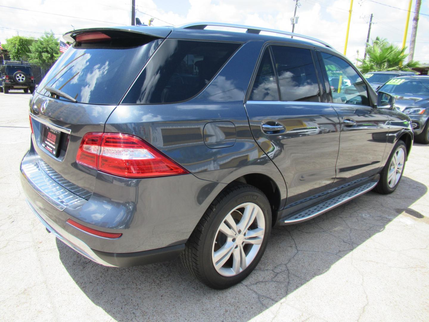 2013 Blue /Gray Mercedes-Benz M-Class ML350 4MATIC (4JGDA5JB1DA) with an 3.5L V6 DOHC 24V engine, Automatic transmission, located at 1511 North Shepherd Dr., Houston, TX, 77008, (281) 657-1221, 29.798361, -95.412560 - 2013 MERCEDES-BENZ M-CLASS ML 350 VIN: 4JGDA5JB1DA243842 4 J G D A 5 J B 1 D A 2 4 3 8 4 2 4 DOOR WAGON/SPORT UTILITY 3.5L V6 F DOHC 24V GASOLINE REAR WHEEL DRIVE- Photo#19