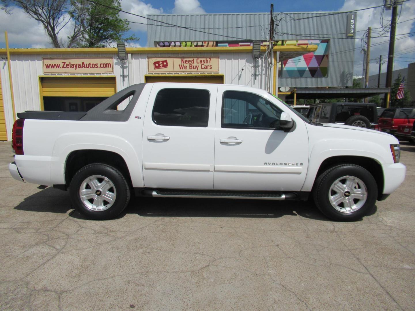 2009 White /Tan Chevrolet Avalanche LT1 4WD (3GNFK22369G) with an 5.3L V8 OHV 16V FFV engine, Automatic transmission, located at 1511 North Shepherd Dr., Houston, TX, 77008, (281) 657-1221, 29.798361, -95.412560 - 2009 CHEVROLET AVALANCHE LT VIN: 3GNFK22369G122904 3 G N F K 2 2 3 6 9 G 1 2 2 9 0 4 SPORT PICKUP 5.3L V8 F OHV 16V FLEX FUEL REAR WHEEL DRIVE W/ 4X4 - Photo#0