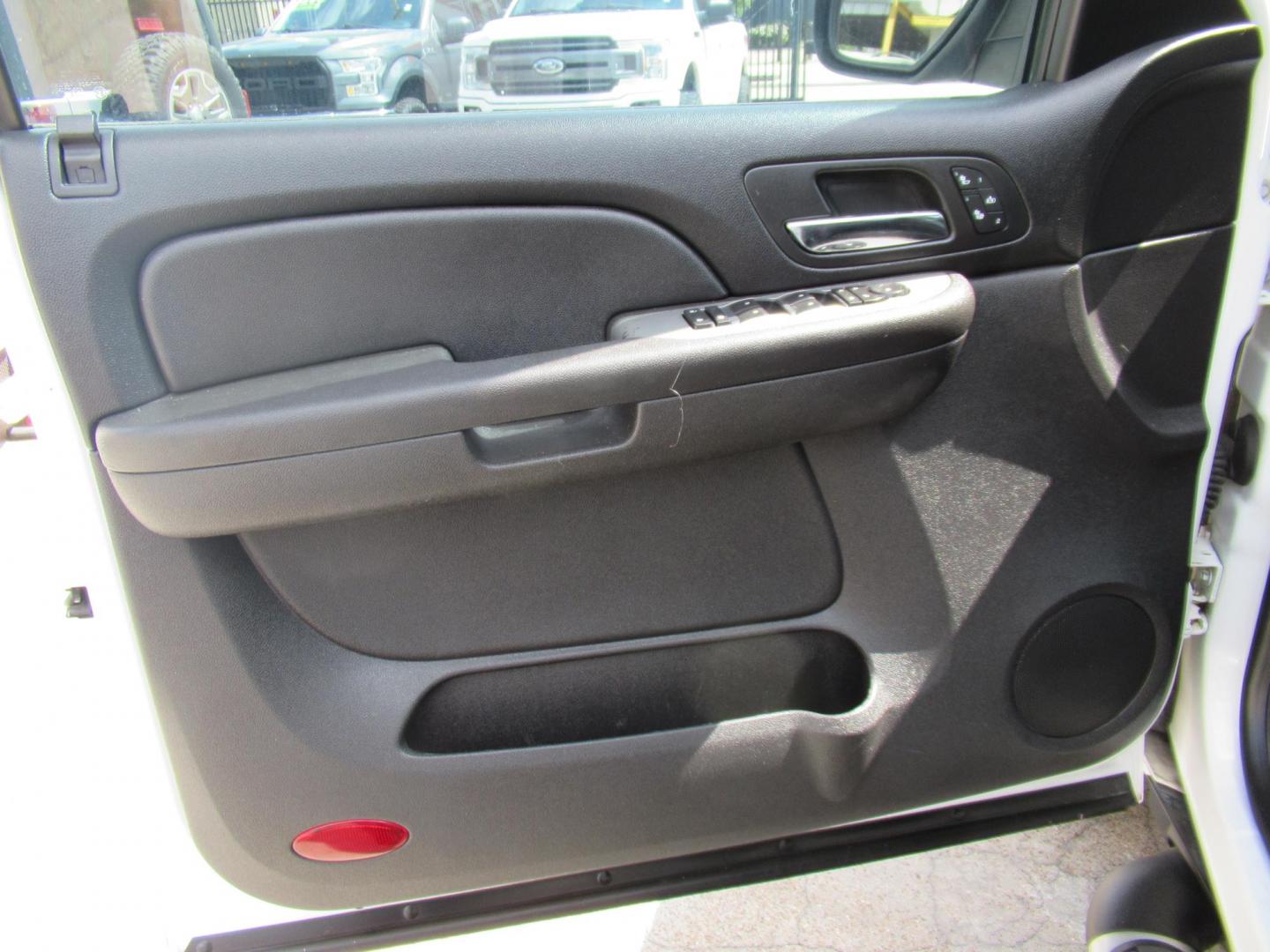 2009 White /Tan Chevrolet Avalanche LT1 4WD (3GNFK22369G) with an 5.3L V8 OHV 16V FFV engine, Automatic transmission, located at 1511 North Shepherd Dr., Houston, TX, 77008, (281) 657-1221, 29.798361, -95.412560 - 2009 CHEVROLET AVALANCHE LT VIN: 3GNFK22369G122904 3 G N F K 2 2 3 6 9 G 1 2 2 9 0 4 SPORT PICKUP 5.3L V8 F OHV 16V FLEX FUEL REAR WHEEL DRIVE W/ 4X4 - Photo#1