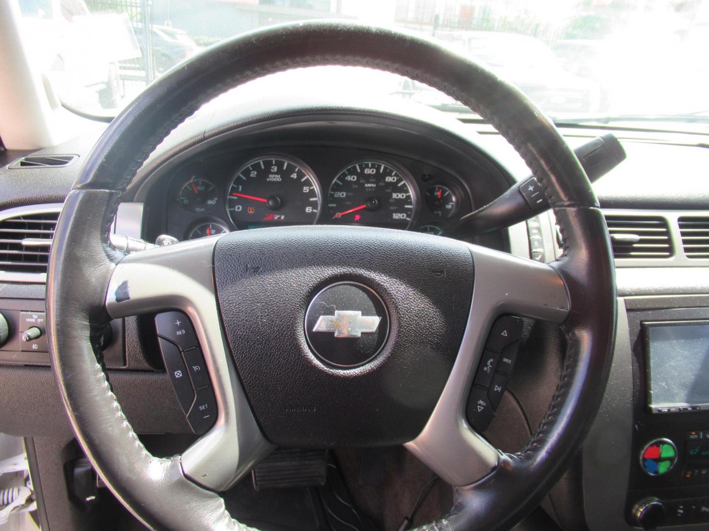 2009 White /Tan Chevrolet Avalanche LT1 4WD (3GNFK22369G) with an 5.3L V8 OHV 16V FFV engine, Automatic transmission, located at 1511 North Shepherd Dr., Houston, TX, 77008, (281) 657-1221, 29.798361, -95.412560 - 2009 CHEVROLET AVALANCHE LT VIN: 3GNFK22369G122904 3 G N F K 2 2 3 6 9 G 1 2 2 9 0 4 SPORT PICKUP 5.3L V8 F OHV 16V FLEX FUEL REAR WHEEL DRIVE W/ 4X4 - Photo#2