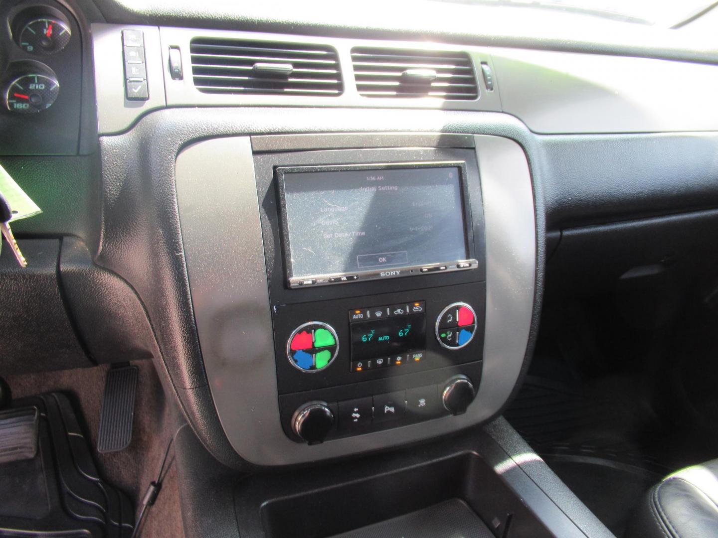 2009 White /Tan Chevrolet Avalanche LT1 4WD (3GNFK22369G) with an 5.3L V8 OHV 16V FFV engine, Automatic transmission, located at 1511 North Shepherd Dr., Houston, TX, 77008, (281) 657-1221, 29.798361, -95.412560 - 2009 CHEVROLET AVALANCHE LT VIN: 3GNFK22369G122904 3 G N F K 2 2 3 6 9 G 1 2 2 9 0 4 SPORT PICKUP 5.3L V8 F OHV 16V FLEX FUEL REAR WHEEL DRIVE W/ 4X4 - Photo#3