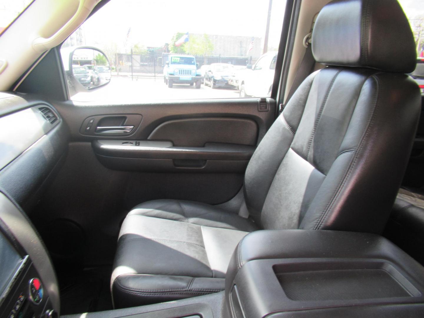 2009 White /Tan Chevrolet Avalanche LT1 4WD (3GNFK22369G) with an 5.3L V8 OHV 16V FFV engine, Automatic transmission, located at 1511 North Shepherd Dr., Houston, TX, 77008, (281) 657-1221, 29.798361, -95.412560 - 2009 CHEVROLET AVALANCHE LT VIN: 3GNFK22369G122904 3 G N F K 2 2 3 6 9 G 1 2 2 9 0 4 SPORT PICKUP 5.3L V8 F OHV 16V FLEX FUEL REAR WHEEL DRIVE W/ 4X4 - Photo#4