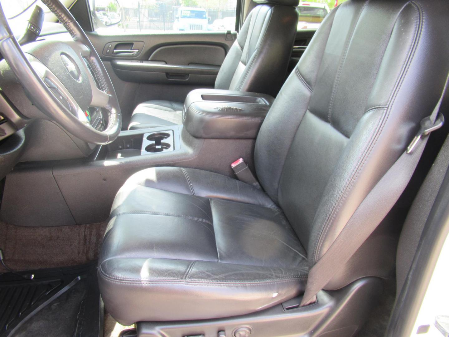 2009 White /Tan Chevrolet Avalanche LT1 4WD (3GNFK22369G) with an 5.3L V8 OHV 16V FFV engine, Automatic transmission, located at 1511 North Shepherd Dr., Houston, TX, 77008, (281) 657-1221, 29.798361, -95.412560 - 2009 CHEVROLET AVALANCHE LT VIN: 3GNFK22369G122904 3 G N F K 2 2 3 6 9 G 1 2 2 9 0 4 SPORT PICKUP 5.3L V8 F OHV 16V FLEX FUEL REAR WHEEL DRIVE W/ 4X4 - Photo#5