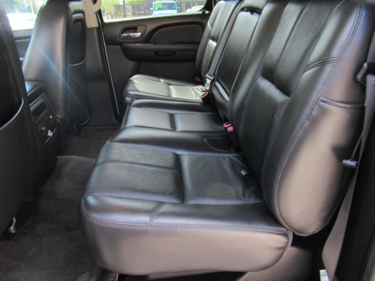 2009 White /Tan Chevrolet Avalanche LT1 4WD (3GNFK22369G) with an 5.3L V8 OHV 16V FFV engine, Automatic transmission, located at 1511 North Shepherd Dr., Houston, TX, 77008, (281) 657-1221, 29.798361, -95.412560 - 2009 CHEVROLET AVALANCHE LT VIN: 3GNFK22369G122904 3 G N F K 2 2 3 6 9 G 1 2 2 9 0 4 SPORT PICKUP 5.3L V8 F OHV 16V FLEX FUEL REAR WHEEL DRIVE W/ 4X4 - Photo#6