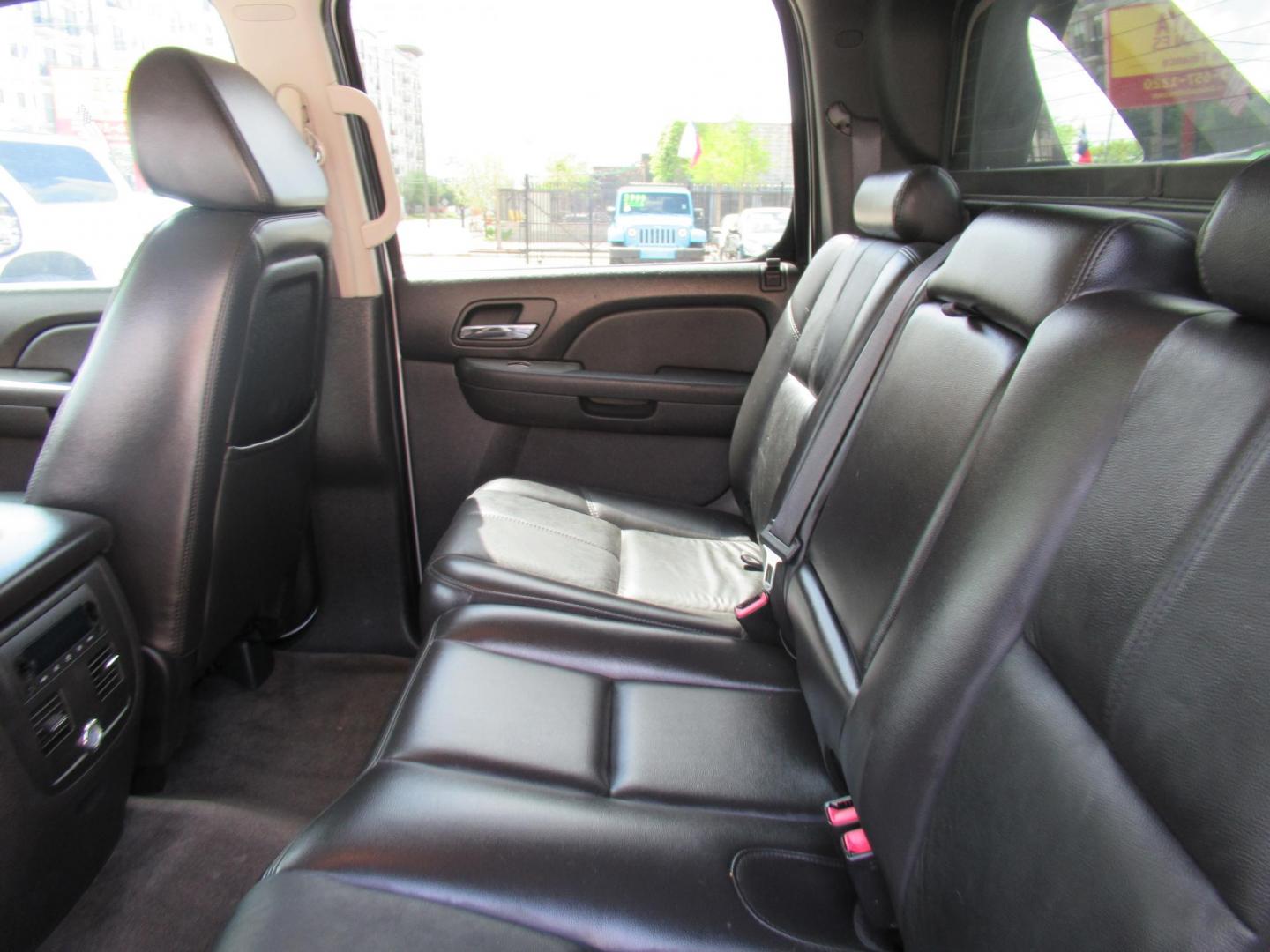 2009 White /Tan Chevrolet Avalanche LT1 4WD (3GNFK22369G) with an 5.3L V8 OHV 16V FFV engine, Automatic transmission, located at 1511 North Shepherd Dr., Houston, TX, 77008, (281) 657-1221, 29.798361, -95.412560 - 2009 CHEVROLET AVALANCHE LT VIN: 3GNFK22369G122904 3 G N F K 2 2 3 6 9 G 1 2 2 9 0 4 SPORT PICKUP 5.3L V8 F OHV 16V FLEX FUEL REAR WHEEL DRIVE W/ 4X4 - Photo#7