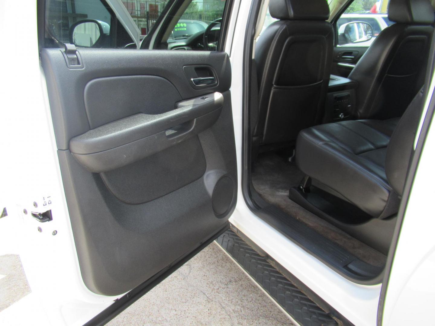 2009 White /Tan Chevrolet Avalanche LT1 4WD (3GNFK22369G) with an 5.3L V8 OHV 16V FFV engine, Automatic transmission, located at 1511 North Shepherd Dr., Houston, TX, 77008, (281) 657-1221, 29.798361, -95.412560 - 2009 CHEVROLET AVALANCHE LT VIN: 3GNFK22369G122904 3 G N F K 2 2 3 6 9 G 1 2 2 9 0 4 SPORT PICKUP 5.3L V8 F OHV 16V FLEX FUEL REAR WHEEL DRIVE W/ 4X4 - Photo#8