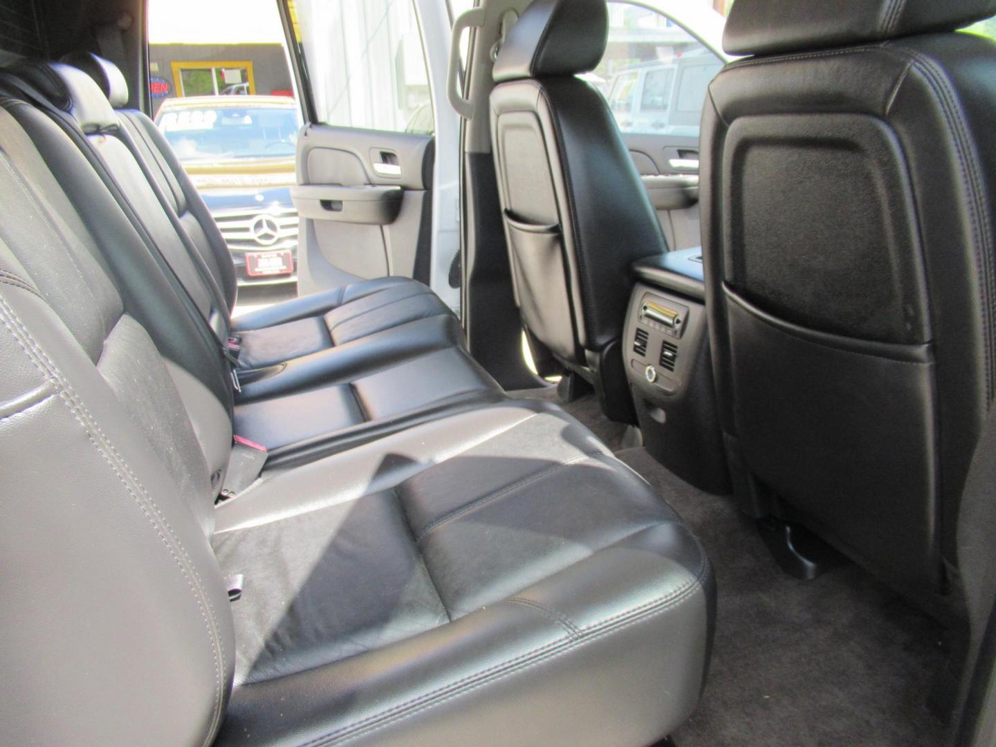 2009 White /Tan Chevrolet Avalanche LT1 4WD (3GNFK22369G) with an 5.3L V8 OHV 16V FFV engine, Automatic transmission, located at 1511 North Shepherd Dr., Houston, TX, 77008, (281) 657-1221, 29.798361, -95.412560 - 2009 CHEVROLET AVALANCHE LT VIN: 3GNFK22369G122904 3 G N F K 2 2 3 6 9 G 1 2 2 9 0 4 SPORT PICKUP 5.3L V8 F OHV 16V FLEX FUEL REAR WHEEL DRIVE W/ 4X4 - Photo#9