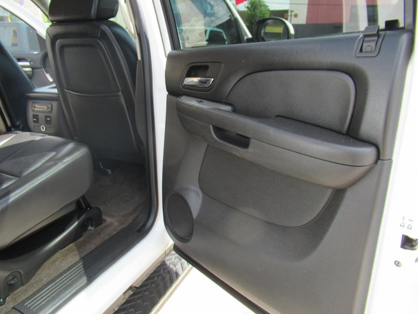 2009 White /Tan Chevrolet Avalanche LT1 4WD (3GNFK22369G) with an 5.3L V8 OHV 16V FFV engine, Automatic transmission, located at 1511 North Shepherd Dr., Houston, TX, 77008, (281) 657-1221, 29.798361, -95.412560 - 2009 CHEVROLET AVALANCHE LT VIN: 3GNFK22369G122904 3 G N F K 2 2 3 6 9 G 1 2 2 9 0 4 SPORT PICKUP 5.3L V8 F OHV 16V FLEX FUEL REAR WHEEL DRIVE W/ 4X4 - Photo#10