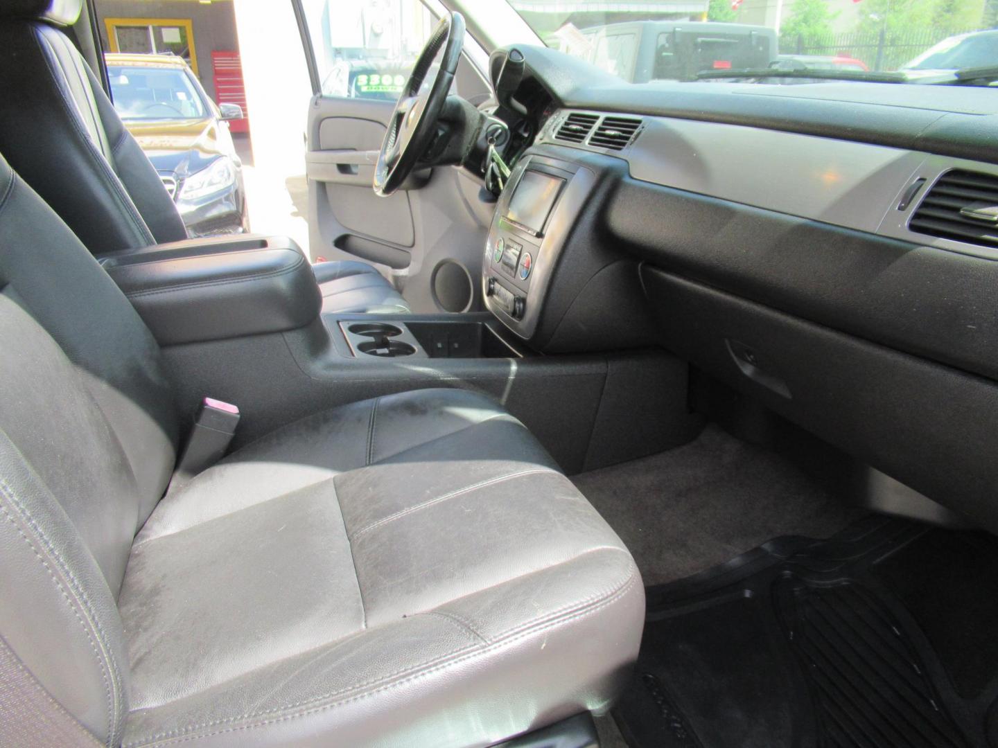 2009 White /Tan Chevrolet Avalanche LT1 4WD (3GNFK22369G) with an 5.3L V8 OHV 16V FFV engine, Automatic transmission, located at 1511 North Shepherd Dr., Houston, TX, 77008, (281) 657-1221, 29.798361, -95.412560 - 2009 CHEVROLET AVALANCHE LT VIN: 3GNFK22369G122904 3 G N F K 2 2 3 6 9 G 1 2 2 9 0 4 SPORT PICKUP 5.3L V8 F OHV 16V FLEX FUEL REAR WHEEL DRIVE W/ 4X4 - Photo#11