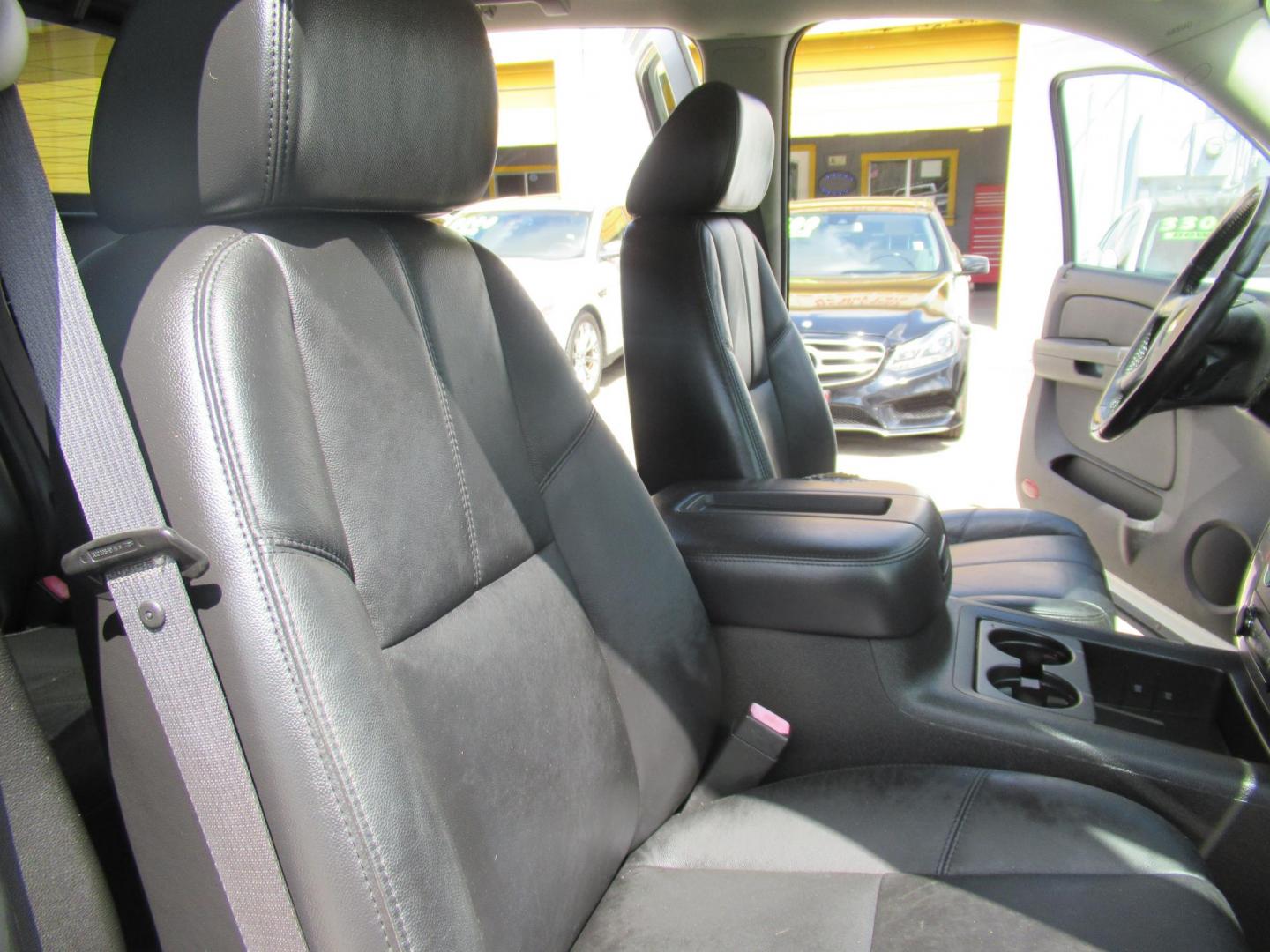 2009 White /Tan Chevrolet Avalanche LT1 4WD (3GNFK22369G) with an 5.3L V8 OHV 16V FFV engine, Automatic transmission, located at 1511 North Shepherd Dr., Houston, TX, 77008, (281) 657-1221, 29.798361, -95.412560 - 2009 CHEVROLET AVALANCHE LT VIN: 3GNFK22369G122904 3 G N F K 2 2 3 6 9 G 1 2 2 9 0 4 SPORT PICKUP 5.3L V8 F OHV 16V FLEX FUEL REAR WHEEL DRIVE W/ 4X4 - Photo#12