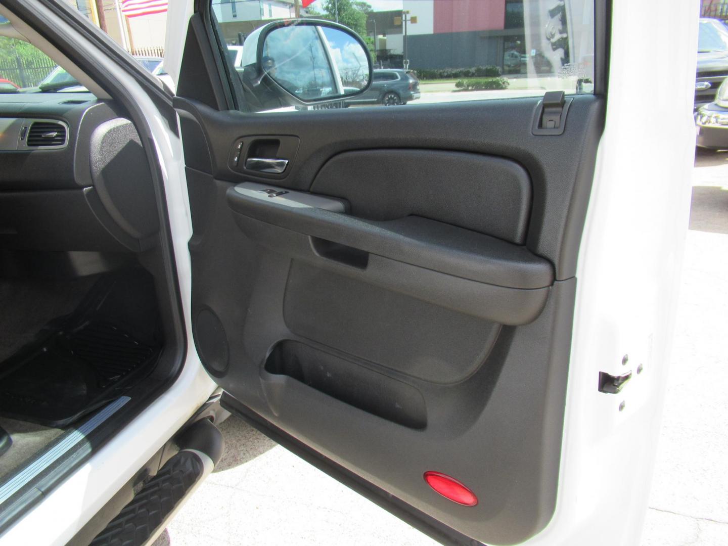 2009 White /Tan Chevrolet Avalanche LT1 4WD (3GNFK22369G) with an 5.3L V8 OHV 16V FFV engine, Automatic transmission, located at 1511 North Shepherd Dr., Houston, TX, 77008, (281) 657-1221, 29.798361, -95.412560 - 2009 CHEVROLET AVALANCHE LT VIN: 3GNFK22369G122904 3 G N F K 2 2 3 6 9 G 1 2 2 9 0 4 SPORT PICKUP 5.3L V8 F OHV 16V FLEX FUEL REAR WHEEL DRIVE W/ 4X4 - Photo#13