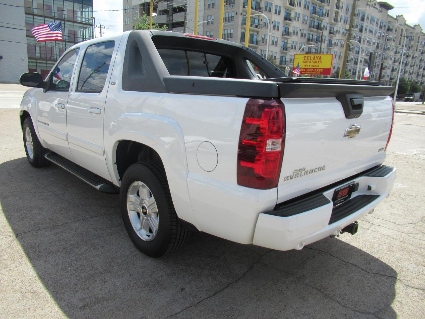 2009 White /Tan Chevrolet Avalanche LT1 4WD (3GNFK22369G) with an 5.3L V8 OHV 16V FFV engine, Automatic transmission, located at 1511 North Shepherd Dr., Houston, TX, 77008, (281) 657-1221, 29.798361, -95.412560 - 2009 CHEVROLET AVALANCHE LT VIN: 3GNFK22369G122904 3 G N F K 2 2 3 6 9 G 1 2 2 9 0 4 SPORT PICKUP 5.3L V8 F OHV 16V FLEX FUEL REAR WHEEL DRIVE W/ 4X4 - Photo#14