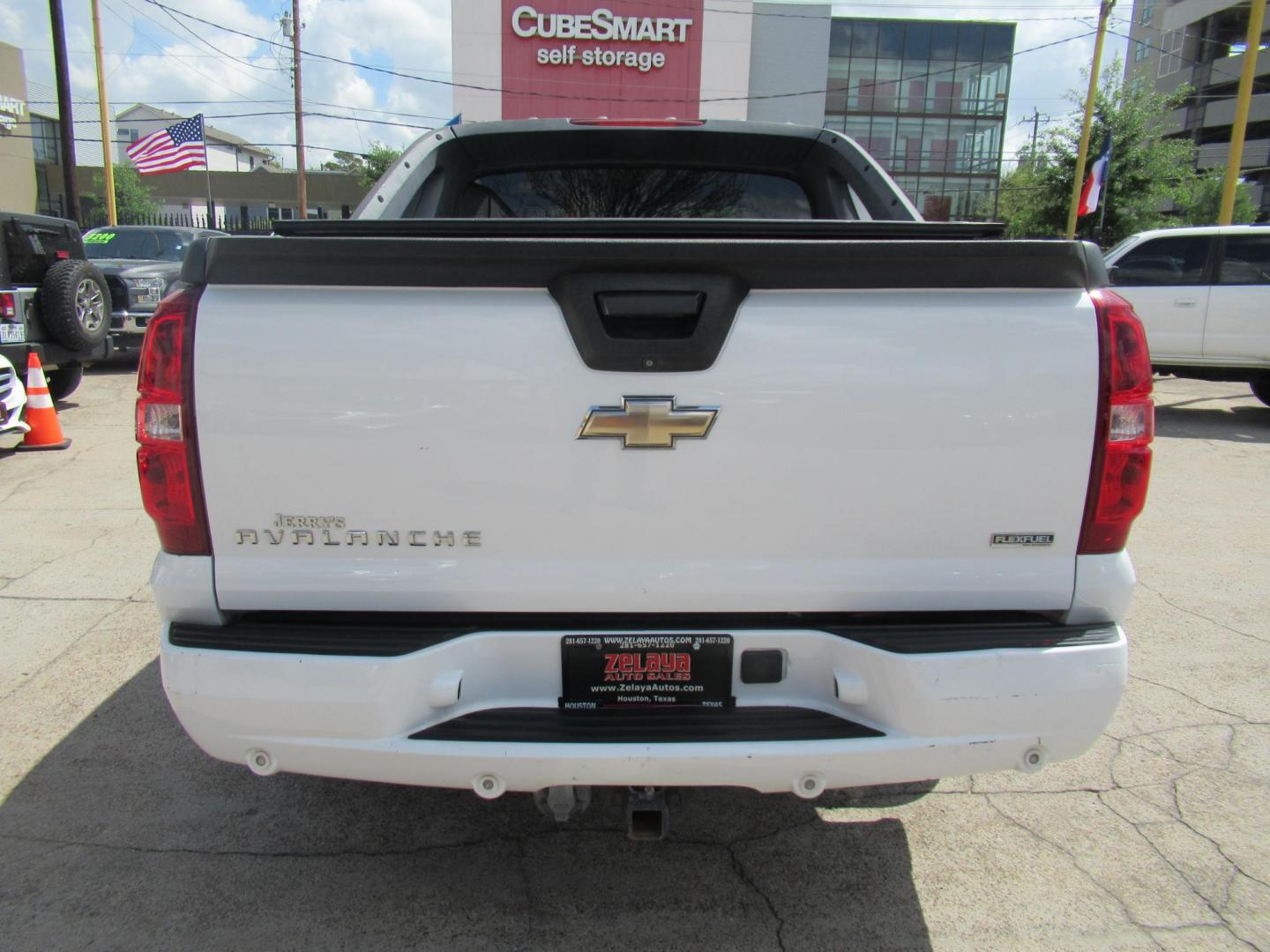 2009 White /Tan Chevrolet Avalanche LT1 4WD (3GNFK22369G) with an 5.3L V8 OHV 16V FFV engine, Automatic transmission, located at 1511 North Shepherd Dr., Houston, TX, 77008, (281) 657-1221, 29.798361, -95.412560 - 2009 CHEVROLET AVALANCHE LT VIN: 3GNFK22369G122904 3 G N F K 2 2 3 6 9 G 1 2 2 9 0 4 SPORT PICKUP 5.3L V8 F OHV 16V FLEX FUEL REAR WHEEL DRIVE W/ 4X4 - Photo#15