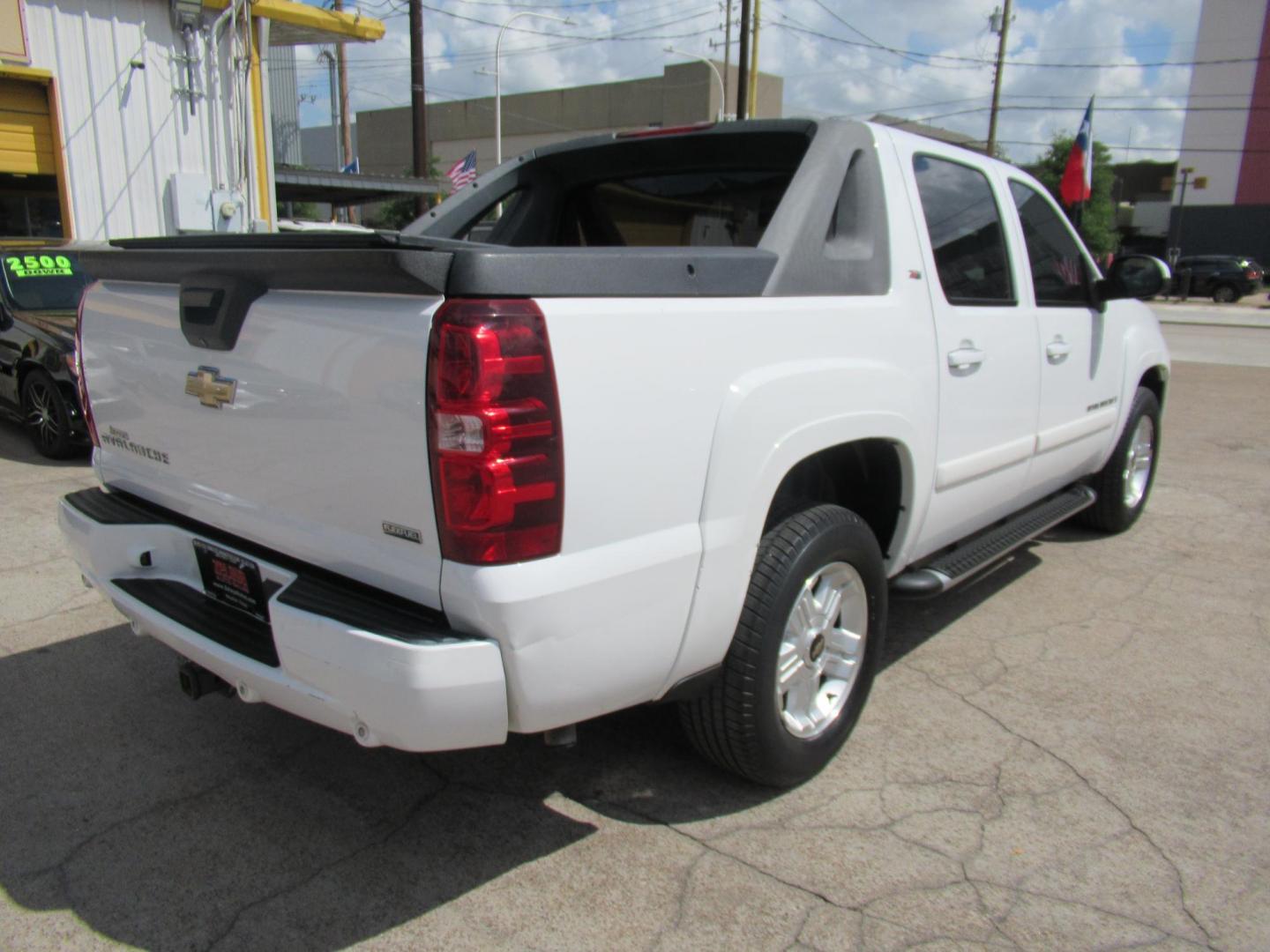 2009 White /Tan Chevrolet Avalanche LT1 4WD (3GNFK22369G) with an 5.3L V8 OHV 16V FFV engine, Automatic transmission, located at 1511 North Shepherd Dr., Houston, TX, 77008, (281) 657-1221, 29.798361, -95.412560 - 2009 CHEVROLET AVALANCHE LT VIN: 3GNFK22369G122904 3 G N F K 2 2 3 6 9 G 1 2 2 9 0 4 SPORT PICKUP 5.3L V8 F OHV 16V FLEX FUEL REAR WHEEL DRIVE W/ 4X4 - Photo#16