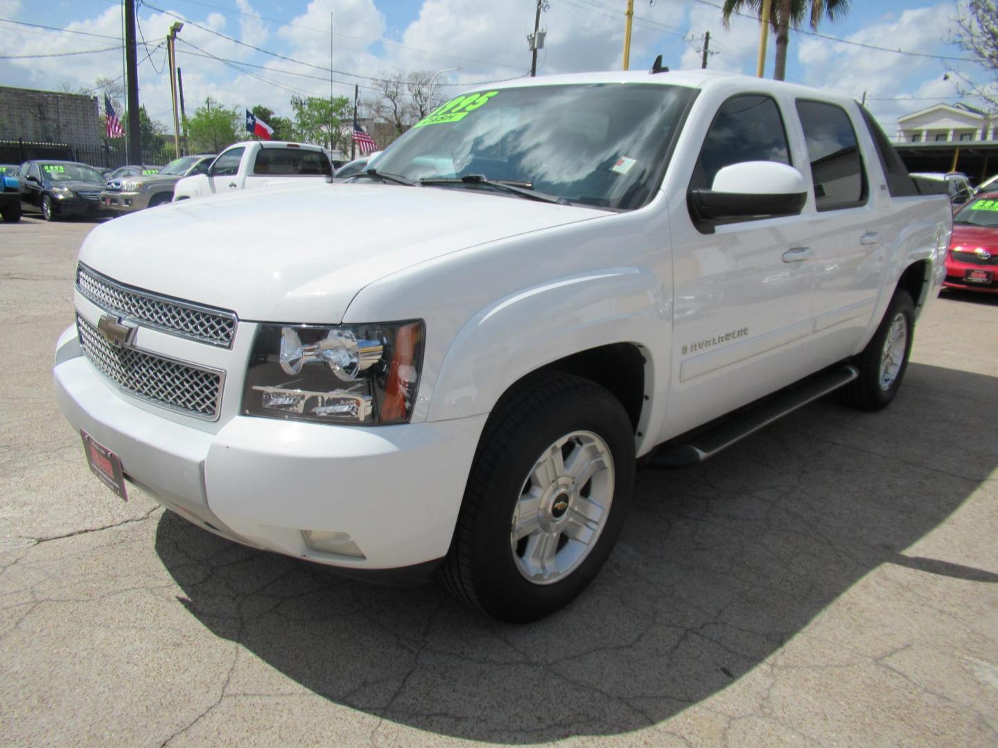 2009 White /Tan Chevrolet Avalanche LT1 4WD (3GNFK22369G) with an 5.3L V8 OHV 16V FFV engine, Automatic transmission, located at 1511 North Shepherd Dr., Houston, TX, 77008, (281) 657-1221, 29.798361, -95.412560 - 2009 CHEVROLET AVALANCHE LT VIN: 3GNFK22369G122904 3 G N F K 2 2 3 6 9 G 1 2 2 9 0 4 SPORT PICKUP 5.3L V8 F OHV 16V FLEX FUEL REAR WHEEL DRIVE W/ 4X4 - Photo#20