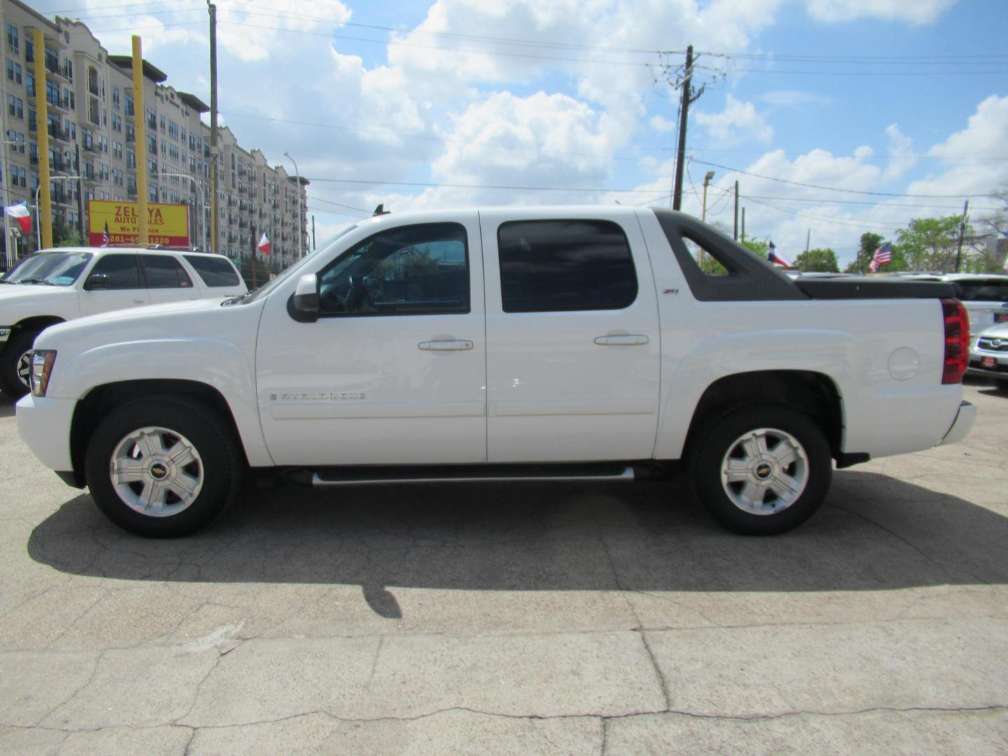 2009 White /Tan Chevrolet Avalanche LT1 4WD (3GNFK22369G) with an 5.3L V8 OHV 16V FFV engine, Automatic transmission, located at 1511 North Shepherd Dr., Houston, TX, 77008, (281) 657-1221, 29.798361, -95.412560 - 2009 CHEVROLET AVALANCHE LT VIN: 3GNFK22369G122904 3 G N F K 2 2 3 6 9 G 1 2 2 9 0 4 SPORT PICKUP 5.3L V8 F OHV 16V FLEX FUEL REAR WHEEL DRIVE W/ 4X4 - Photo#21
