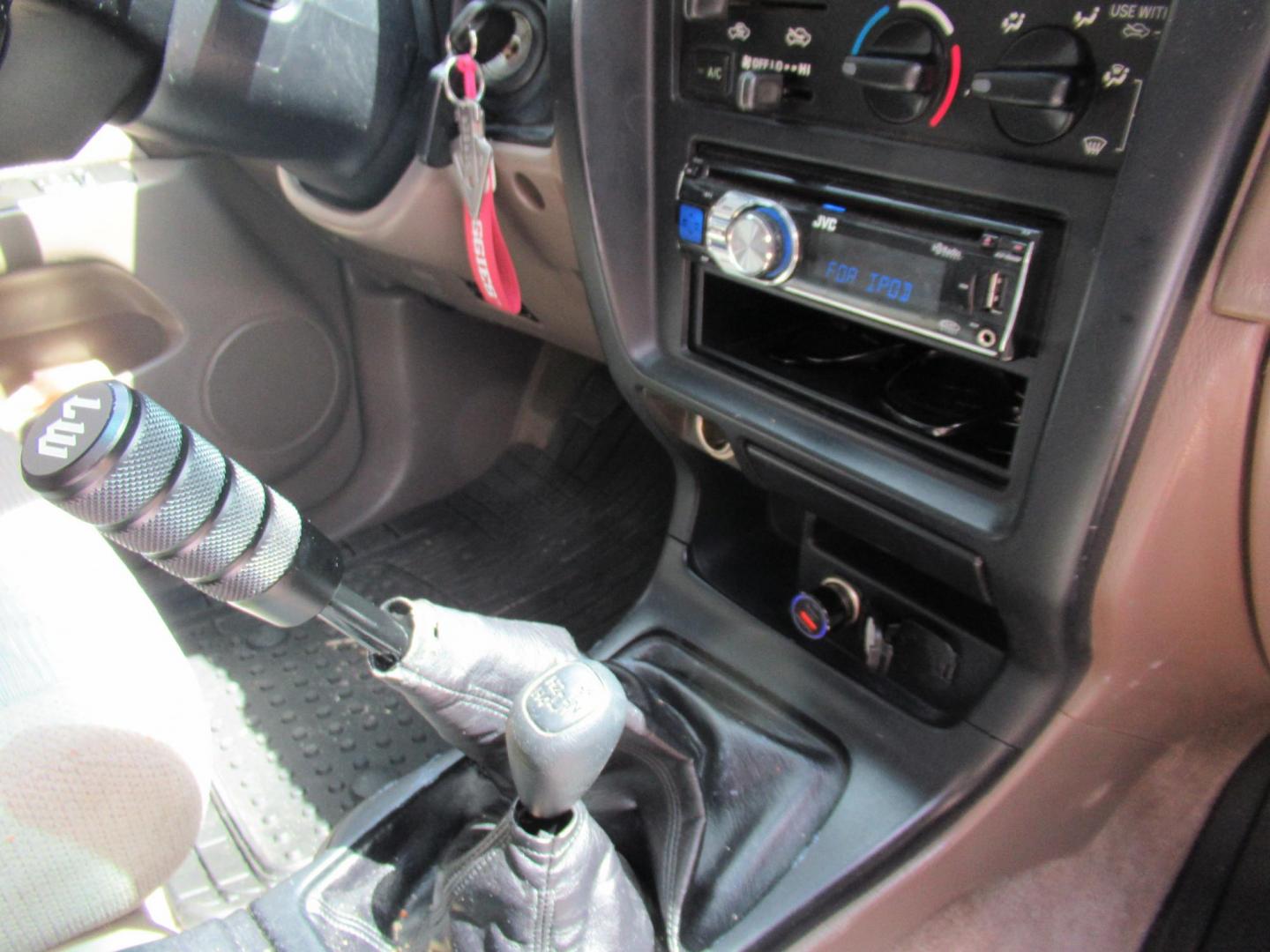 1999 White /Tan Toyota 4Runner SR5 4WD (JT3HN86R2X0) with an 3.4L V6 DOHC 24V engine, Manual transmission, located at 1511 North Shepherd Dr., Houston, TX, 77008, (281) 657-1221, 29.798361, -95.412560 - 1999 TOYOTA 4RUNNER SR5 VIN: JT3HN86R2X0209442 J T 3 H N 8 6 R 2 X 0 2 0 9 4 4 2 4 DOOR WAGON/SPORT UTILITY 3.4L V6 F DOHC 24V GASOLINE REAR WHEEL DRIVE W/ 4X4 - Photo#1