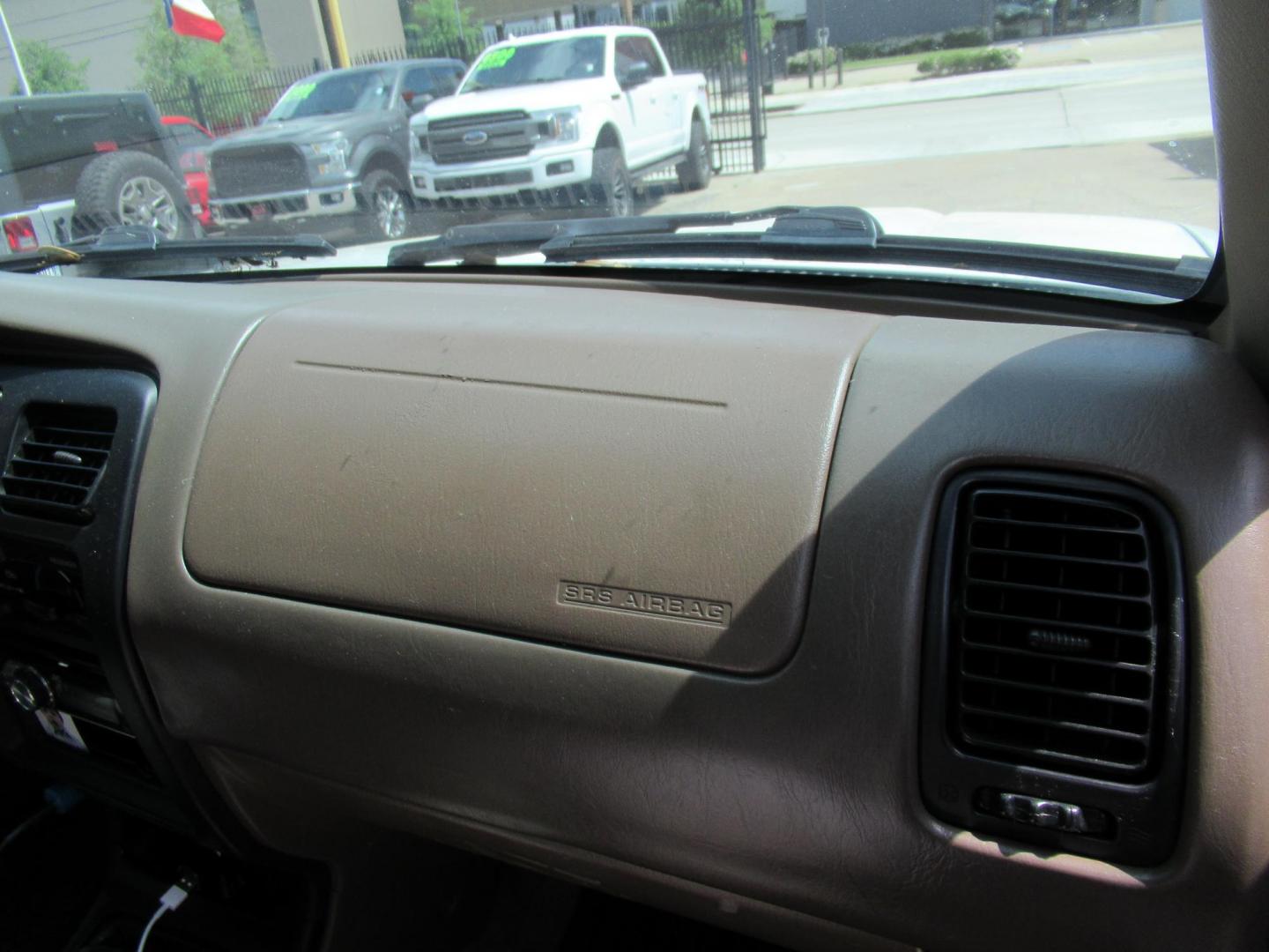 1999 White /Tan Toyota 4Runner SR5 4WD (JT3HN86R2X0) with an 3.4L V6 DOHC 24V engine, Manual transmission, located at 1511 North Shepherd Dr., Houston, TX, 77008, (281) 657-1221, 29.798361, -95.412560 - 1999 TOYOTA 4RUNNER SR5 VIN: JT3HN86R2X0209442 J T 3 H N 8 6 R 2 X 0 2 0 9 4 4 2 4 DOOR WAGON/SPORT UTILITY 3.4L V6 F DOHC 24V GASOLINE REAR WHEEL DRIVE W/ 4X4 - Photo#3