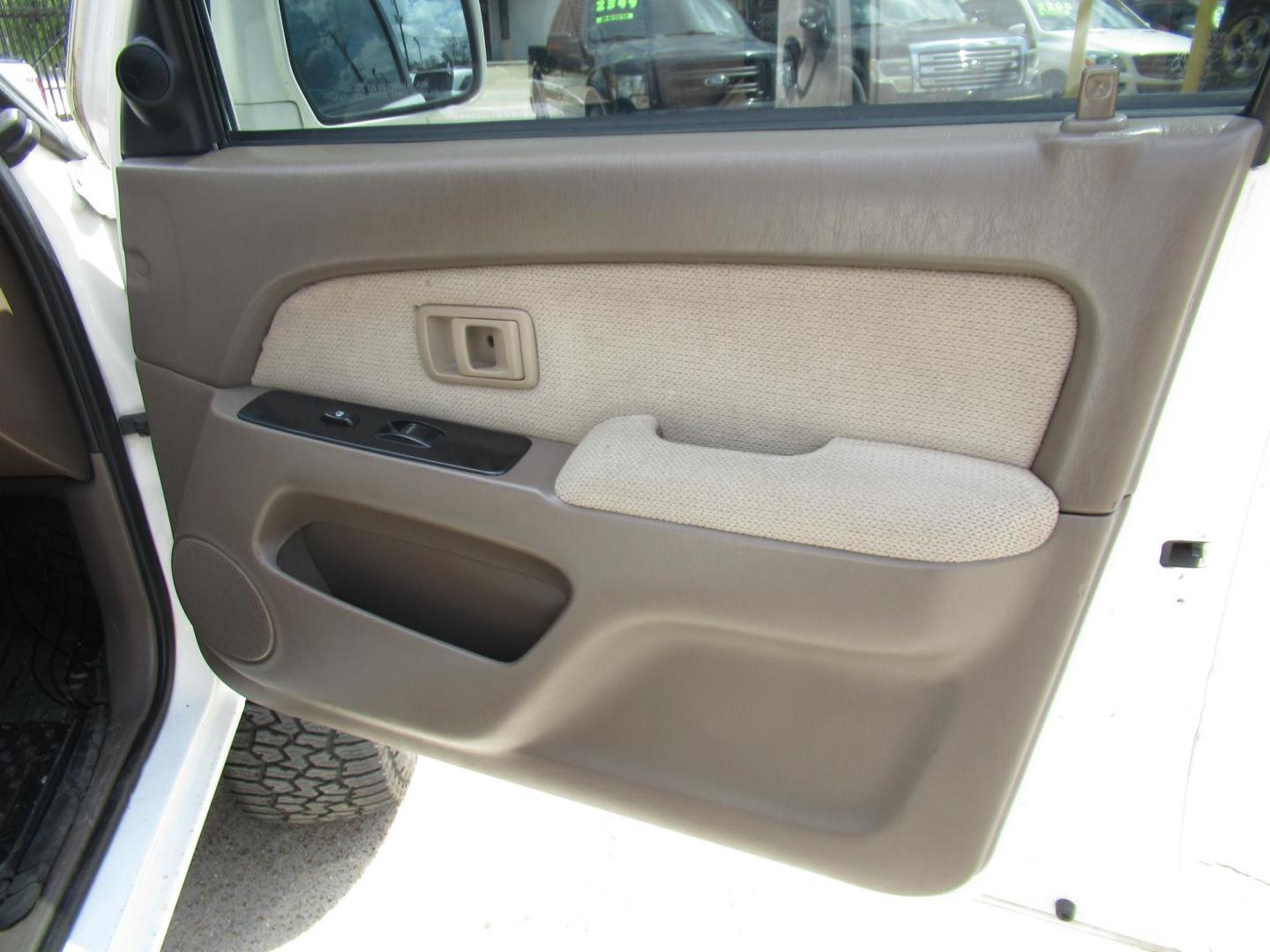 1999 White /Tan Toyota 4Runner SR5 4WD (JT3HN86R2X0) with an 3.4L V6 DOHC 24V engine, Manual transmission, located at 1511 North Shepherd Dr., Houston, TX, 77008, (281) 657-1221, 29.798361, -95.412560 - 1999 TOYOTA 4RUNNER SR5 VIN: JT3HN86R2X0209442 J T 3 H N 8 6 R 2 X 0 2 0 9 4 4 2 4 DOOR WAGON/SPORT UTILITY 3.4L V6 F DOHC 24V GASOLINE REAR WHEEL DRIVE W/ 4X4 - Photo#4