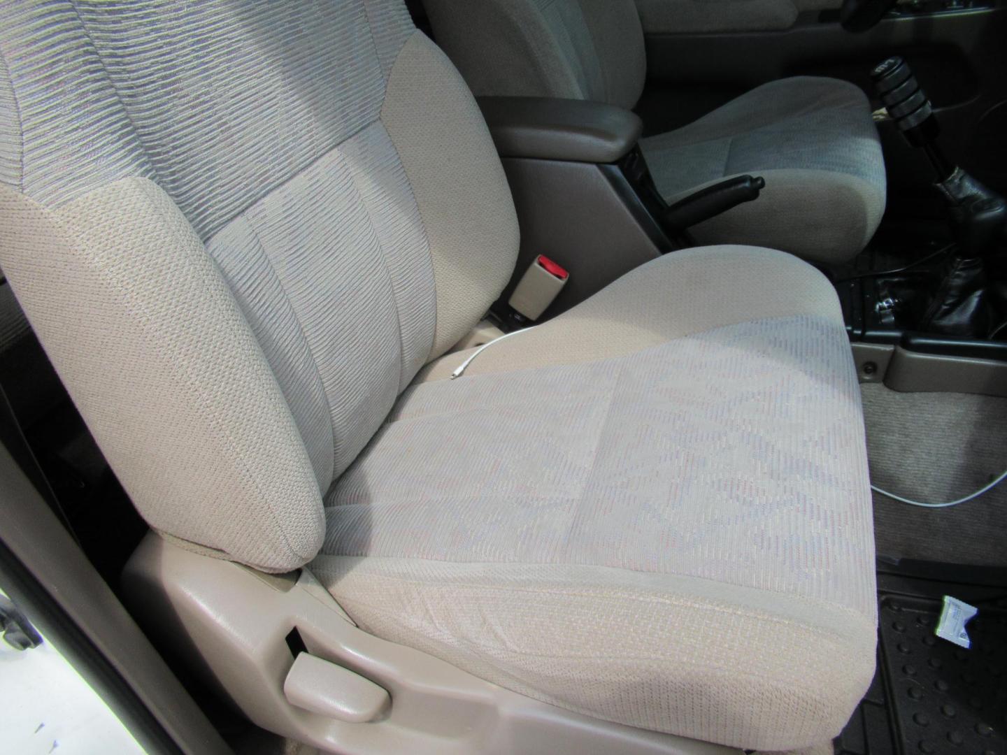 1999 White /Tan Toyota 4Runner SR5 4WD (JT3HN86R2X0) with an 3.4L V6 DOHC 24V engine, Manual transmission, located at 1511 North Shepherd Dr., Houston, TX, 77008, (281) 657-1221, 29.798361, -95.412560 - 1999 TOYOTA 4RUNNER SR5 VIN: JT3HN86R2X0209442 J T 3 H N 8 6 R 2 X 0 2 0 9 4 4 2 4 DOOR WAGON/SPORT UTILITY 3.4L V6 F DOHC 24V GASOLINE REAR WHEEL DRIVE W/ 4X4 - Photo#5