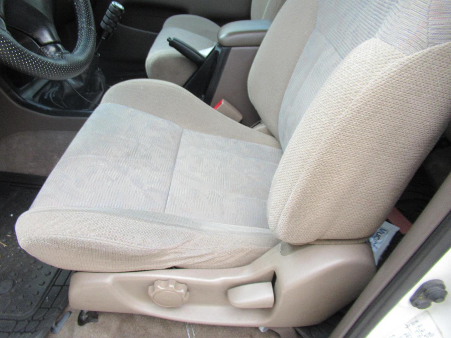 1999 White /Tan Toyota 4Runner SR5 4WD (JT3HN86R2X0) with an 3.4L V6 DOHC 24V engine, Manual transmission, located at 1511 North Shepherd Dr., Houston, TX, 77008, (281) 657-1221, 29.798361, -95.412560 - 1999 TOYOTA 4RUNNER SR5 VIN: JT3HN86R2X0209442 J T 3 H N 8 6 R 2 X 0 2 0 9 4 4 2 4 DOOR WAGON/SPORT UTILITY 3.4L V6 F DOHC 24V GASOLINE REAR WHEEL DRIVE W/ 4X4 - Photo#7