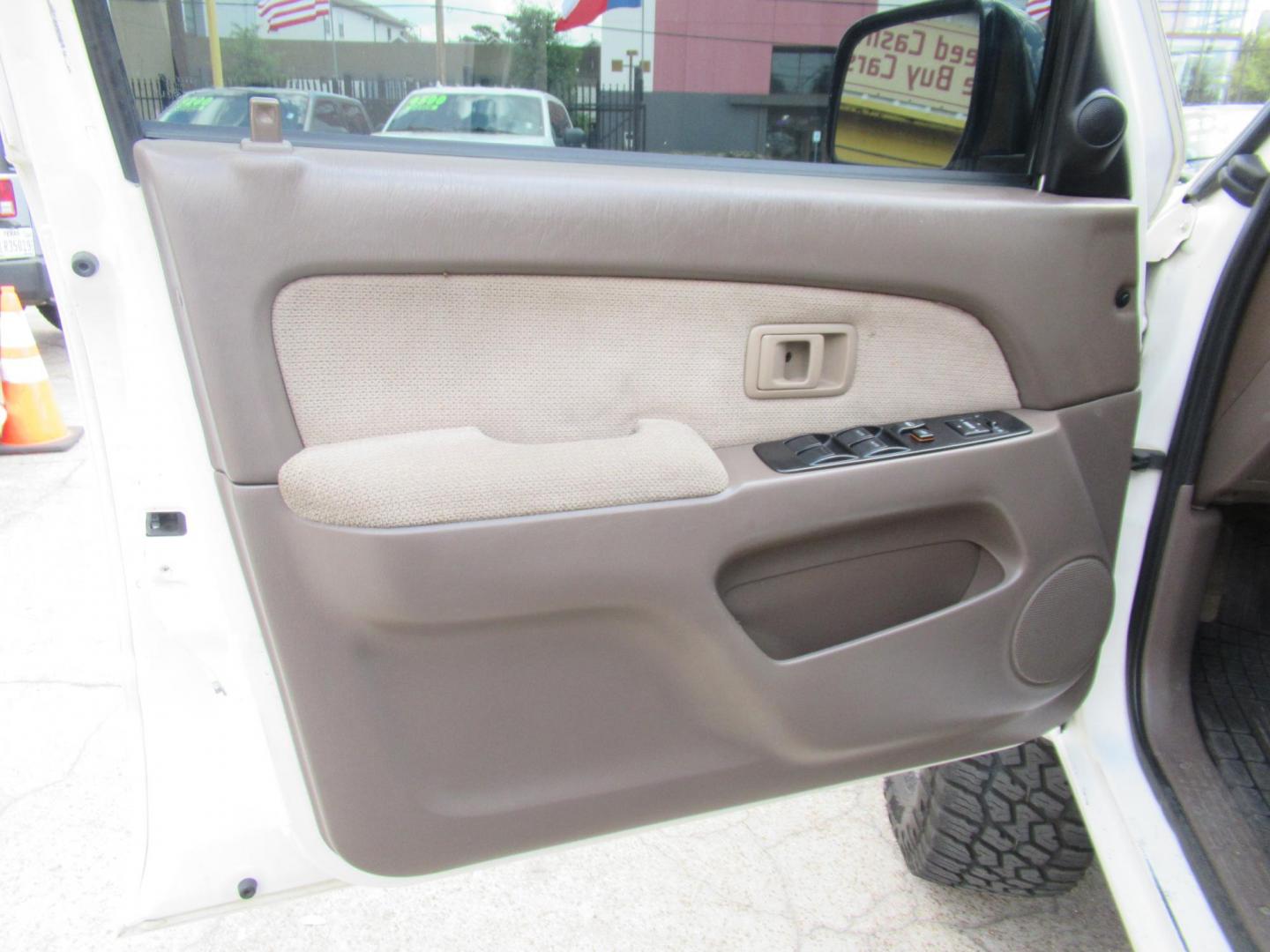 1999 White /Tan Toyota 4Runner SR5 4WD (JT3HN86R2X0) with an 3.4L V6 DOHC 24V engine, Manual transmission, located at 1511 North Shepherd Dr., Houston, TX, 77008, (281) 657-1221, 29.798361, -95.412560 - 1999 TOYOTA 4RUNNER SR5 VIN: JT3HN86R2X0209442 J T 3 H N 8 6 R 2 X 0 2 0 9 4 4 2 4 DOOR WAGON/SPORT UTILITY 3.4L V6 F DOHC 24V GASOLINE REAR WHEEL DRIVE W/ 4X4 - Photo#11