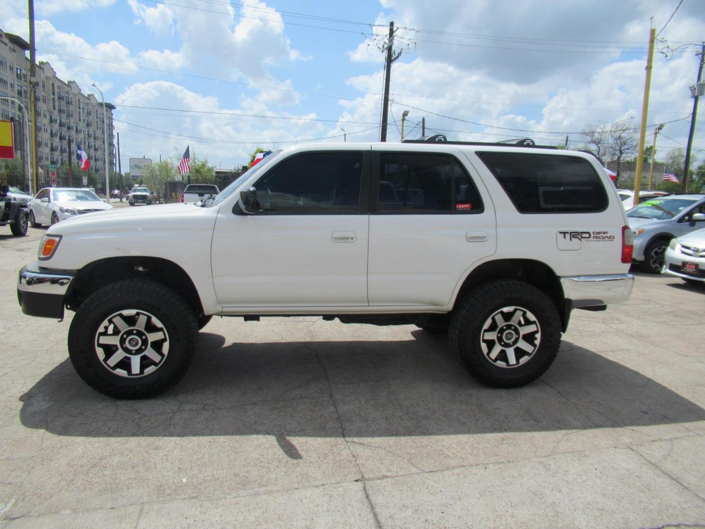 1999 White /Tan Toyota 4Runner SR5 4WD (JT3HN86R2X0) with an 3.4L V6 DOHC 24V engine, Manual transmission, located at 1511 North Shepherd Dr., Houston, TX, 77008, (281) 657-1221, 29.798361, -95.412560 - 1999 TOYOTA 4RUNNER SR5 VIN: JT3HN86R2X0209442 J T 3 H N 8 6 R 2 X 0 2 0 9 4 4 2 4 DOOR WAGON/SPORT UTILITY 3.4L V6 F DOHC 24V GASOLINE REAR WHEEL DRIVE W/ 4X4 - Photo#16