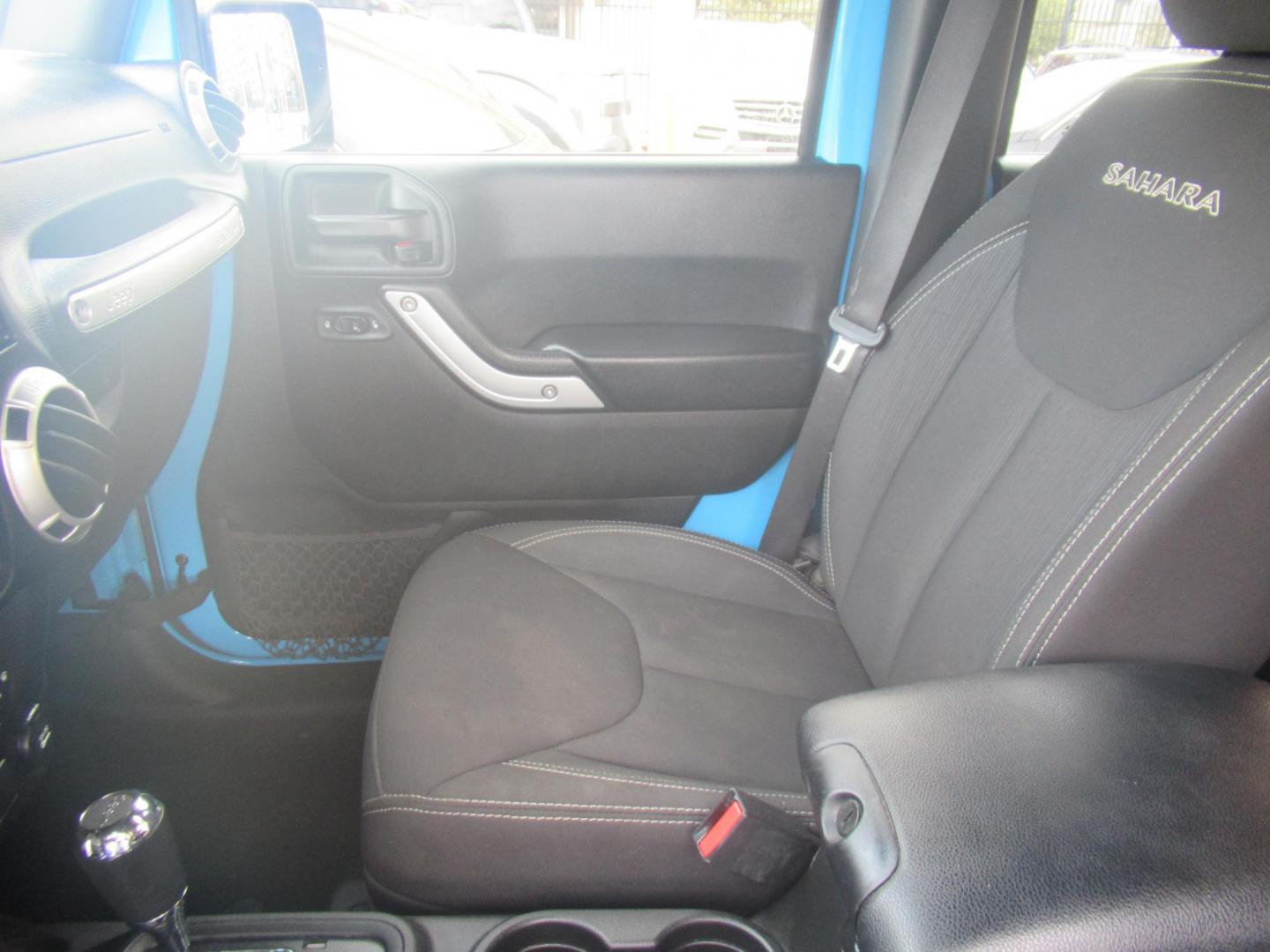 2017 BLUE /Black Jeep Wrangler Unlimited Sahara 4WD (1C4BJWEG1HL) with an 3.6L V6 DOHC 24V FFV engine, Automatic transmission, located at 1511 North Shepherd Dr., Houston, TX, 77008, (281) 657-1221, 29.798361, -95.412560 - 2017 JEEP WRANGLER UNLIMITED SAHARA VIN: 1C4BJWEG1HL571389 1 C 4 B J W E G 1 H L 5 7 1 3 8 9 4 DOOR WAGON/SPORT UTILITY 3.6L V6 F DOHC 24V GASOLINE REAR WHEEL DRIVE W/ 4X4 - Photo#2