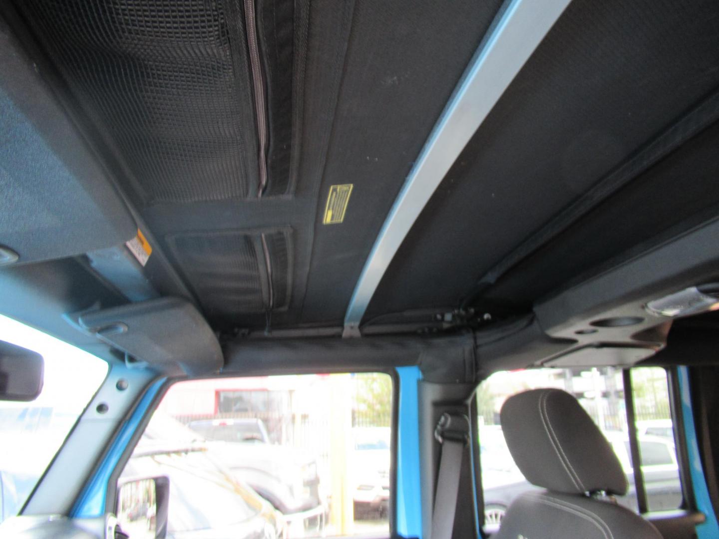 2017 BLUE /Black Jeep Wrangler Unlimited Sahara 4WD (1C4BJWEG1HL) with an 3.6L V6 DOHC 24V FFV engine, Automatic transmission, located at 1511 North Shepherd Dr., Houston, TX, 77008, (281) 657-1221, 29.798361, -95.412560 - 2017 JEEP WRANGLER UNLIMITED SAHARA VIN: 1C4BJWEG1HL571389 1 C 4 B J W E G 1 H L 5 7 1 3 8 9 4 DOOR WAGON/SPORT UTILITY 3.6L V6 F DOHC 24V GASOLINE REAR WHEEL DRIVE W/ 4X4 - Photo#6