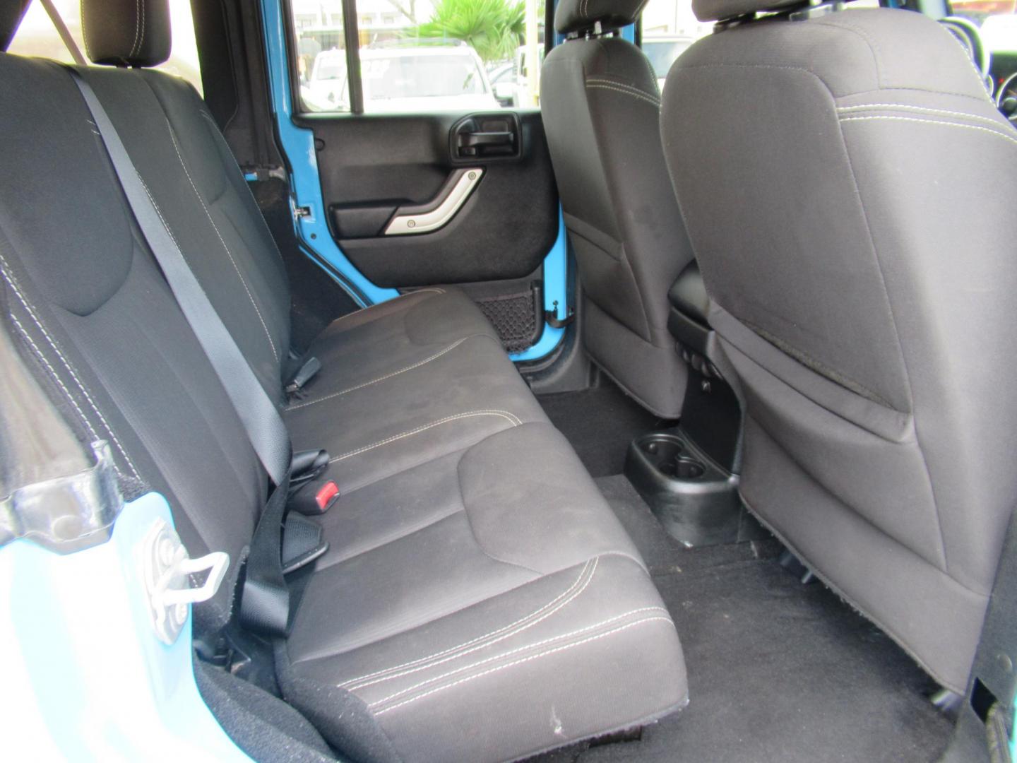 2017 BLUE /Black Jeep Wrangler Unlimited Sahara 4WD (1C4BJWEG1HL) with an 3.6L V6 DOHC 24V FFV engine, Automatic transmission, located at 1511 North Shepherd Dr., Houston, TX, 77008, (281) 657-1221, 29.798361, -95.412560 - 2017 JEEP WRANGLER UNLIMITED SAHARA VIN: 1C4BJWEG1HL571389 1 C 4 B J W E G 1 H L 5 7 1 3 8 9 4 DOOR WAGON/SPORT UTILITY 3.6L V6 F DOHC 24V GASOLINE REAR WHEEL DRIVE W/ 4X4 - Photo#9