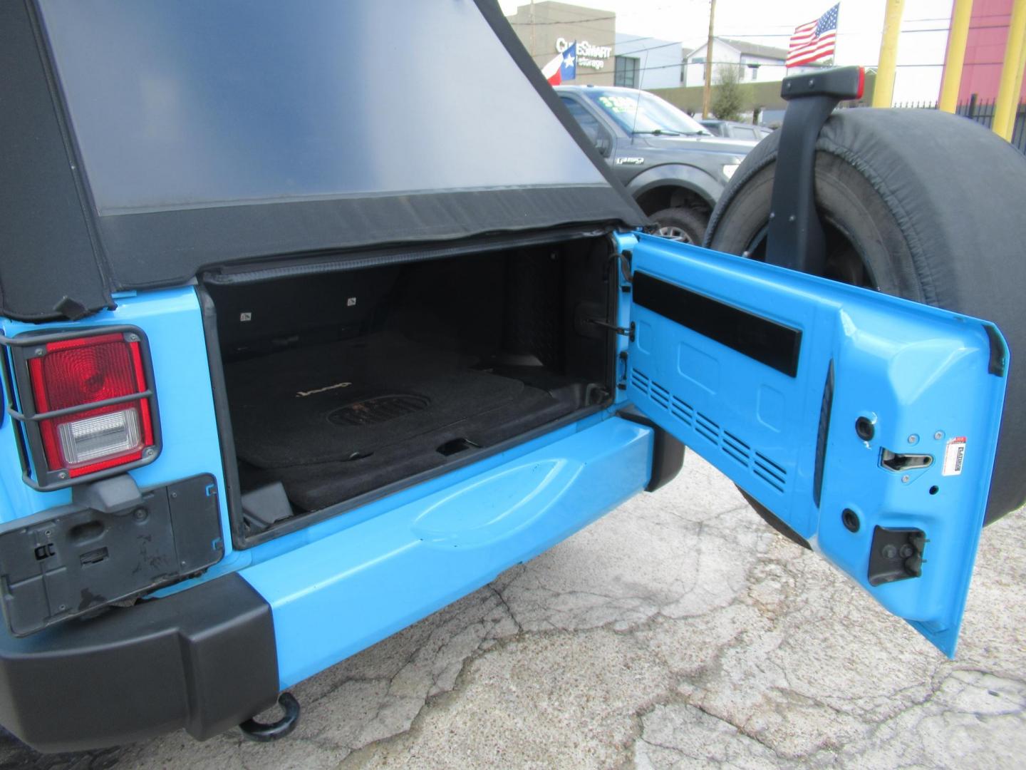 2017 BLUE /Black Jeep Wrangler Unlimited Sahara 4WD (1C4BJWEG1HL) with an 3.6L V6 DOHC 24V FFV engine, Automatic transmission, located at 1511 North Shepherd Dr., Houston, TX, 77008, (281) 657-1221, 29.798361, -95.412560 - 2017 JEEP WRANGLER UNLIMITED SAHARA VIN: 1C4BJWEG1HL571389 1 C 4 B J W E G 1 H L 5 7 1 3 8 9 4 DOOR WAGON/SPORT UTILITY 3.6L V6 F DOHC 24V GASOLINE REAR WHEEL DRIVE W/ 4X4 - Photo#8