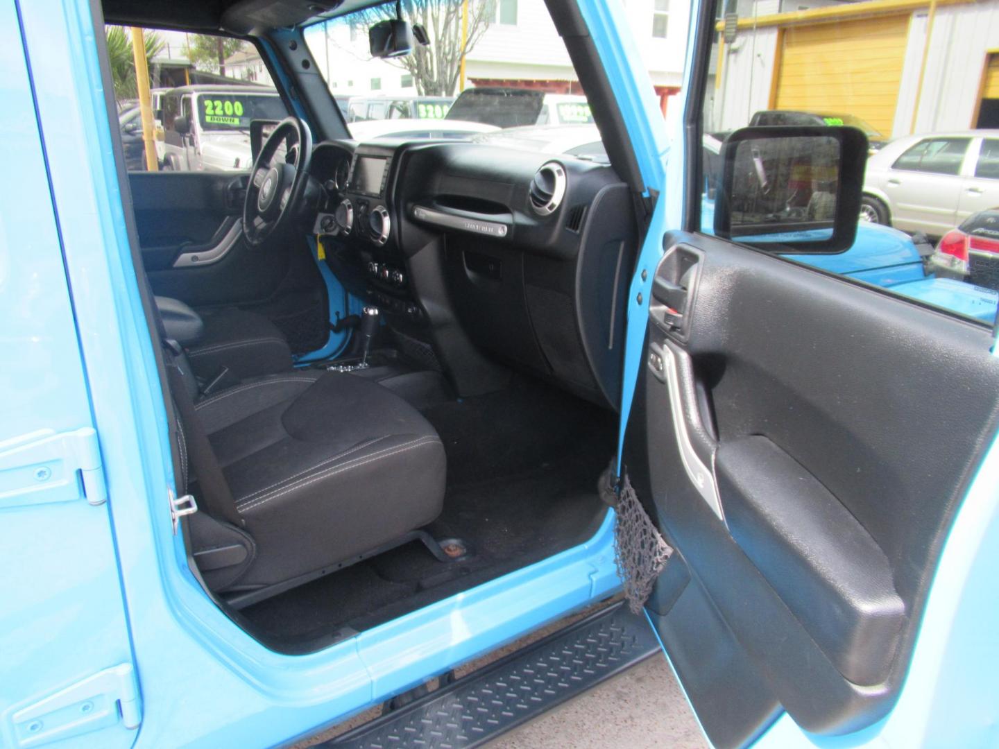 2017 BLUE /Black Jeep Wrangler Unlimited Sahara 4WD (1C4BJWEG1HL) with an 3.6L V6 DOHC 24V FFV engine, Automatic transmission, located at 1511 North Shepherd Dr., Houston, TX, 77008, (281) 657-1221, 29.798361, -95.412560 - 2017 JEEP WRANGLER UNLIMITED SAHARA VIN: 1C4BJWEG1HL571389 1 C 4 B J W E G 1 H L 5 7 1 3 8 9 4 DOOR WAGON/SPORT UTILITY 3.6L V6 F DOHC 24V GASOLINE REAR WHEEL DRIVE W/ 4X4 - Photo#11