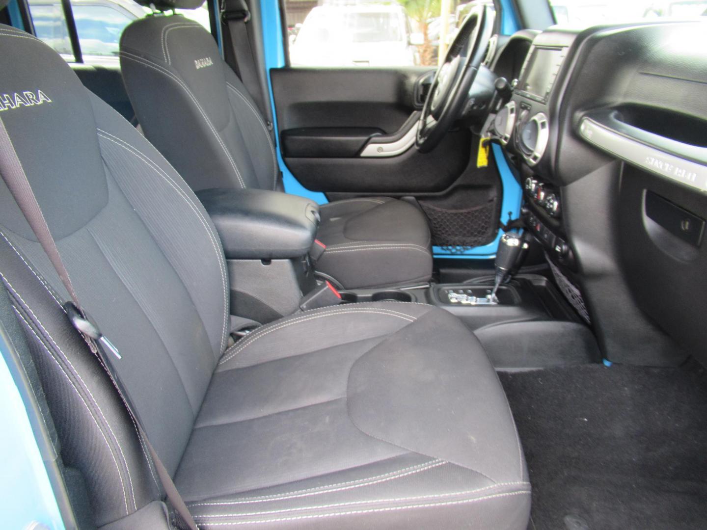 2017 BLUE /Black Jeep Wrangler Unlimited Sahara 4WD (1C4BJWEG1HL) with an 3.6L V6 DOHC 24V FFV engine, Automatic transmission, located at 1511 North Shepherd Dr., Houston, TX, 77008, (281) 657-1221, 29.798361, -95.412560 - 2017 JEEP WRANGLER UNLIMITED SAHARA VIN: 1C4BJWEG1HL571389 1 C 4 B J W E G 1 H L 5 7 1 3 8 9 4 DOOR WAGON/SPORT UTILITY 3.6L V6 F DOHC 24V GASOLINE REAR WHEEL DRIVE W/ 4X4 - Photo#12