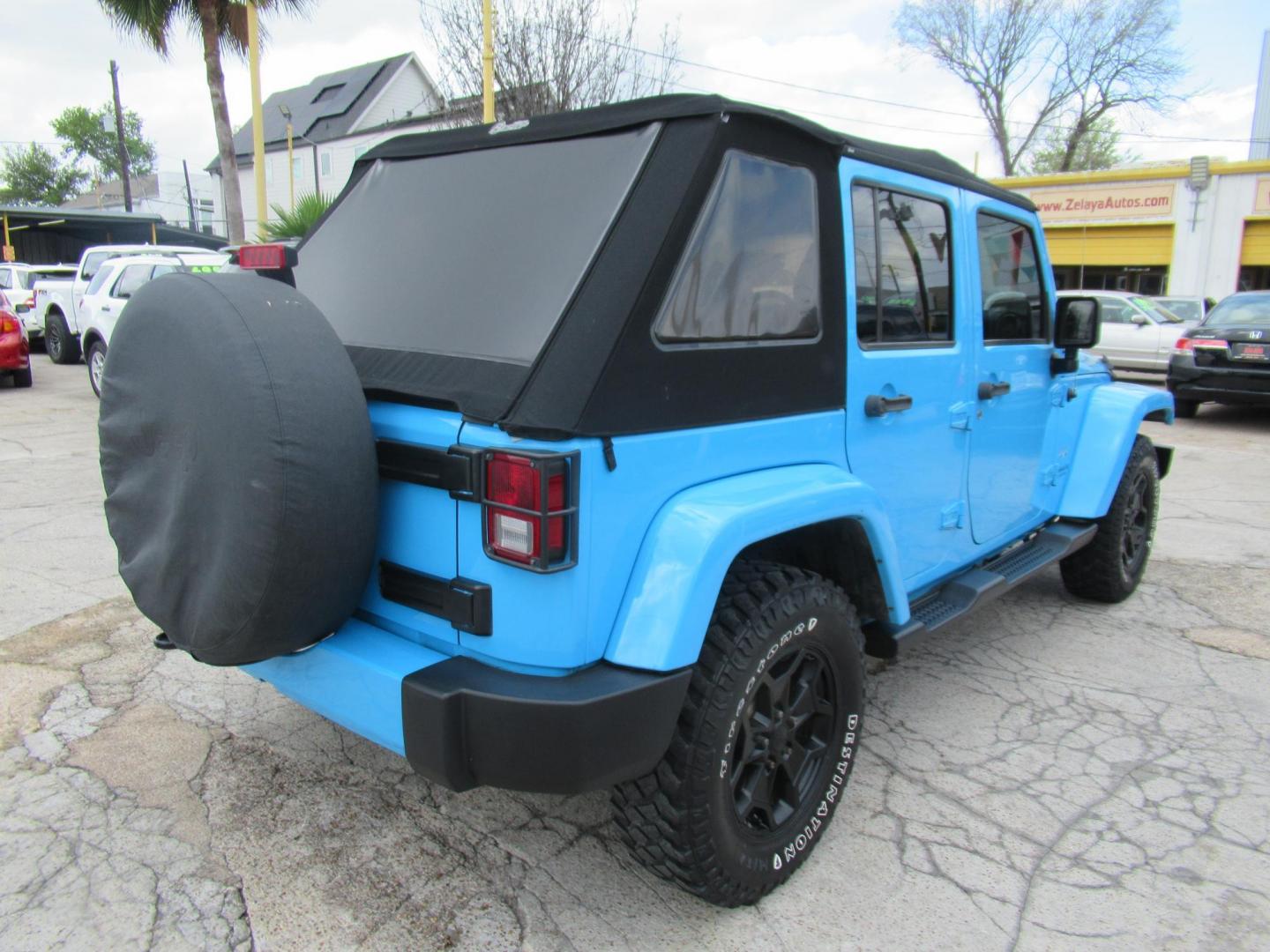 2017 BLUE /Black Jeep Wrangler Unlimited Sahara 4WD (1C4BJWEG1HL) with an 3.6L V6 DOHC 24V FFV engine, Automatic transmission, located at 1511 North Shepherd Dr., Houston, TX, 77008, (281) 657-1221, 29.798361, -95.412560 - 2017 JEEP WRANGLER UNLIMITED SAHARA VIN: 1C4BJWEG1HL571389 1 C 4 B J W E G 1 H L 5 7 1 3 8 9 4 DOOR WAGON/SPORT UTILITY 3.6L V6 F DOHC 24V GASOLINE REAR WHEEL DRIVE W/ 4X4 - Photo#18