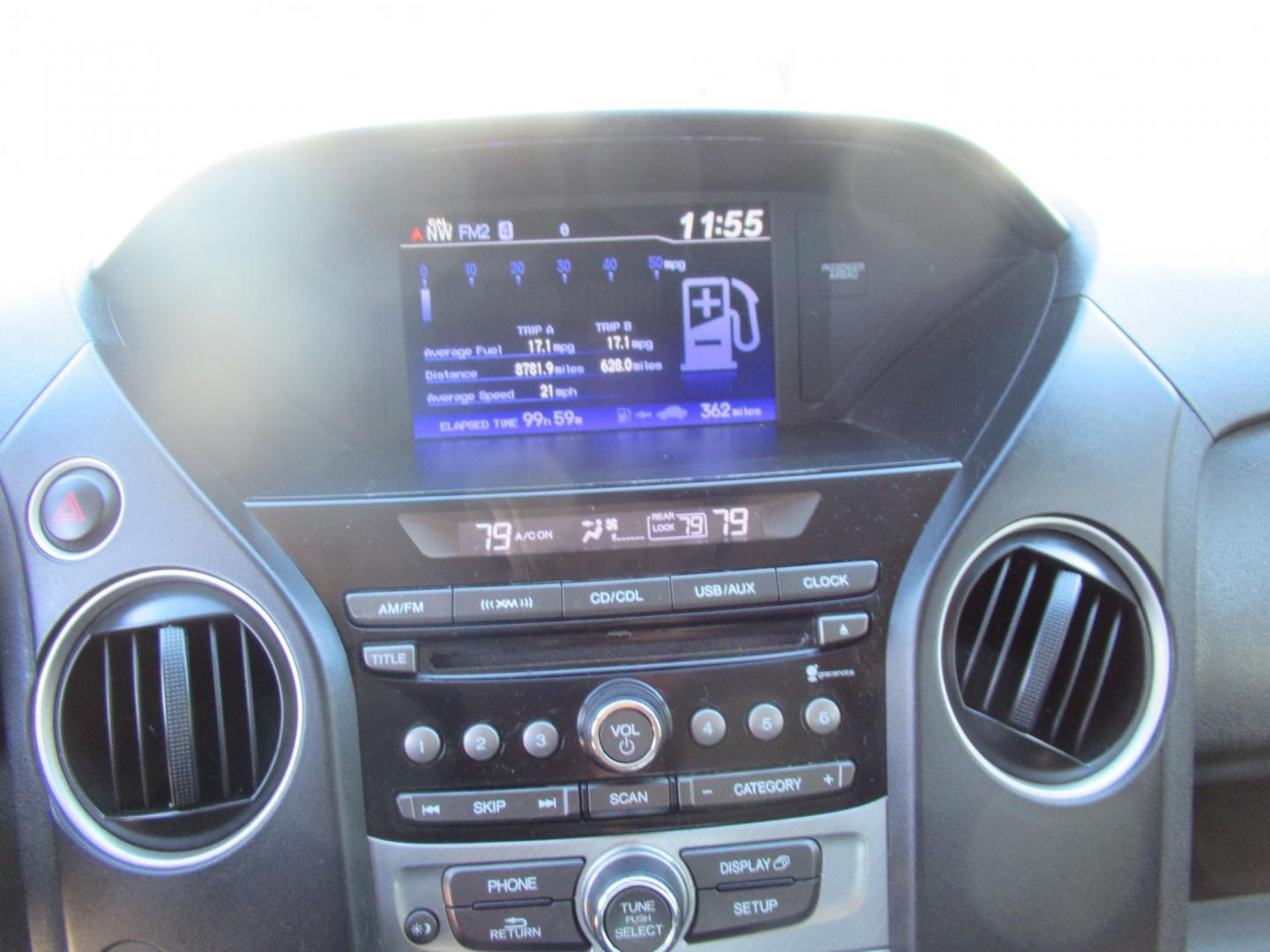 2014 Silver /Black Honda Pilot EX-L 2WD 5-Spd AT (5FNYF3H54EB) with an 3.5L V6 SOHC 24V engine, 5-Speed Automatic transmission, located at 1511 North Shepherd Dr., Houston, TX, 77008, (281) 657-1221, 29.798361, -95.412560 - 2014 HONDA PILOT EX-L VIN: 5FNYF3H54EB024412 5 F N Y F 3 H 5 4 E B 0 2 4 4 1 2 4 DOOR WAGON/SPORT UTILITY 3.5L V6 F SOHC 24V GASOLINE FRONT WHEEL DRIVE - Photo#3