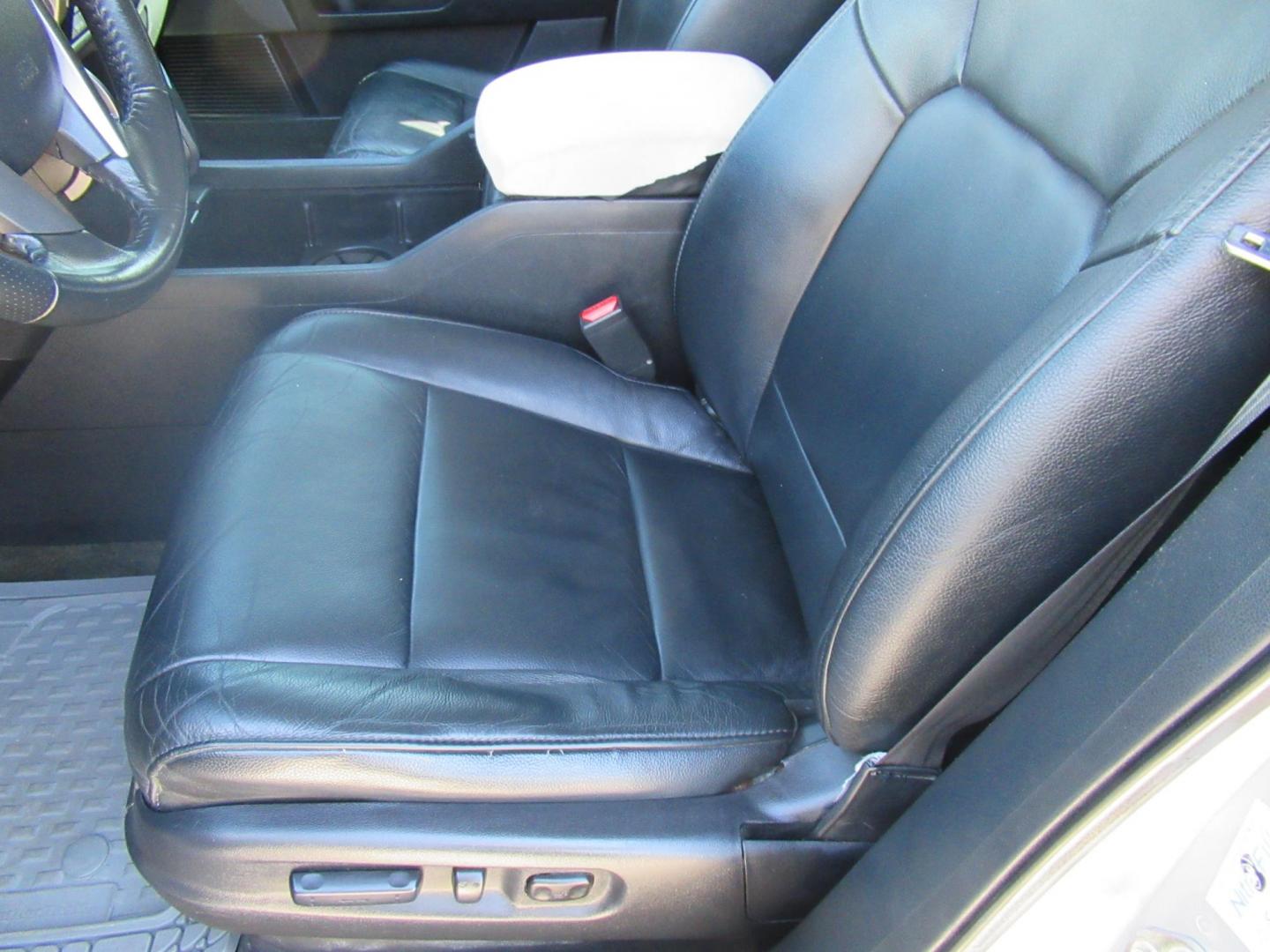 2014 Silver /Black Honda Pilot EX-L 2WD 5-Spd AT (5FNYF3H54EB) with an 3.5L V6 SOHC 24V engine, 5-Speed Automatic transmission, located at 1511 North Shepherd Dr., Houston, TX, 77008, (281) 657-1221, 29.798361, -95.412560 - 2014 HONDA PILOT EX-L VIN: 5FNYF3H54EB024412 5 F N Y F 3 H 5 4 E B 0 2 4 4 1 2 4 DOOR WAGON/SPORT UTILITY 3.5L V6 F SOHC 24V GASOLINE FRONT WHEEL DRIVE- Photo#1