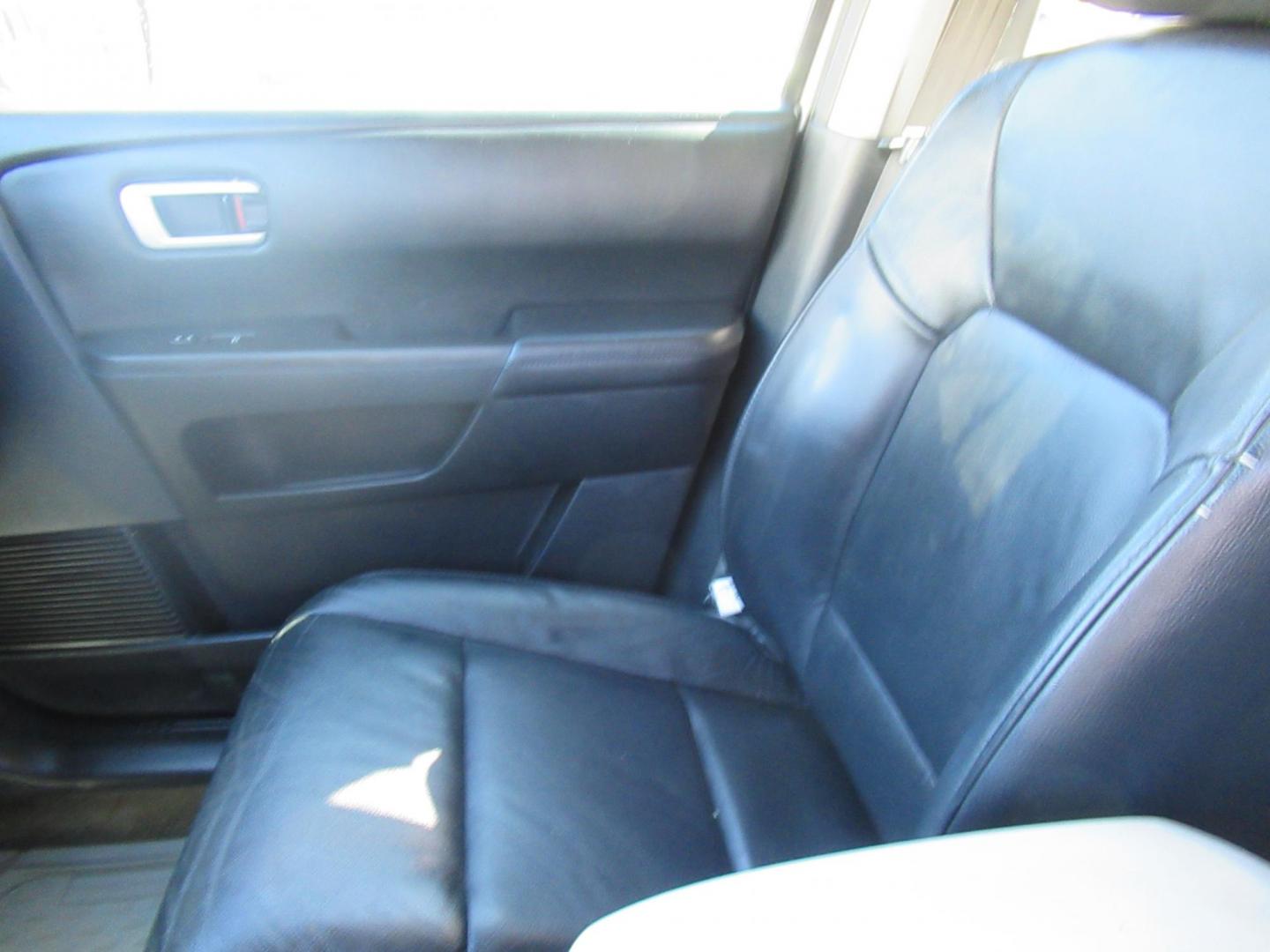 2014 Silver /Black Honda Pilot EX-L 2WD 5-Spd AT (5FNYF3H54EB) with an 3.5L V6 SOHC 24V engine, 5-Speed Automatic transmission, located at 1511 North Shepherd Dr., Houston, TX, 77008, (281) 657-1221, 29.798361, -95.412560 - 2014 HONDA PILOT EX-L VIN: 5FNYF3H54EB024412 5 F N Y F 3 H 5 4 E B 0 2 4 4 1 2 4 DOOR WAGON/SPORT UTILITY 3.5L V6 F SOHC 24V GASOLINE FRONT WHEEL DRIVE - Photo#2