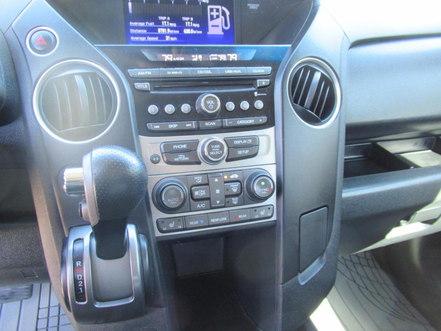 2014 Silver /Black Honda Pilot EX-L 2WD 5-Spd AT (5FNYF3H54EB) with an 3.5L V6 SOHC 24V engine, 5-Speed Automatic transmission, located at 1511 North Shepherd Dr., Houston, TX, 77008, (281) 657-1221, 29.798361, -95.412560 - 2014 HONDA PILOT EX-L VIN: 5FNYF3H54EB024412 5 F N Y F 3 H 5 4 E B 0 2 4 4 1 2 4 DOOR WAGON/SPORT UTILITY 3.5L V6 F SOHC 24V GASOLINE FRONT WHEEL DRIVE- Photo#4