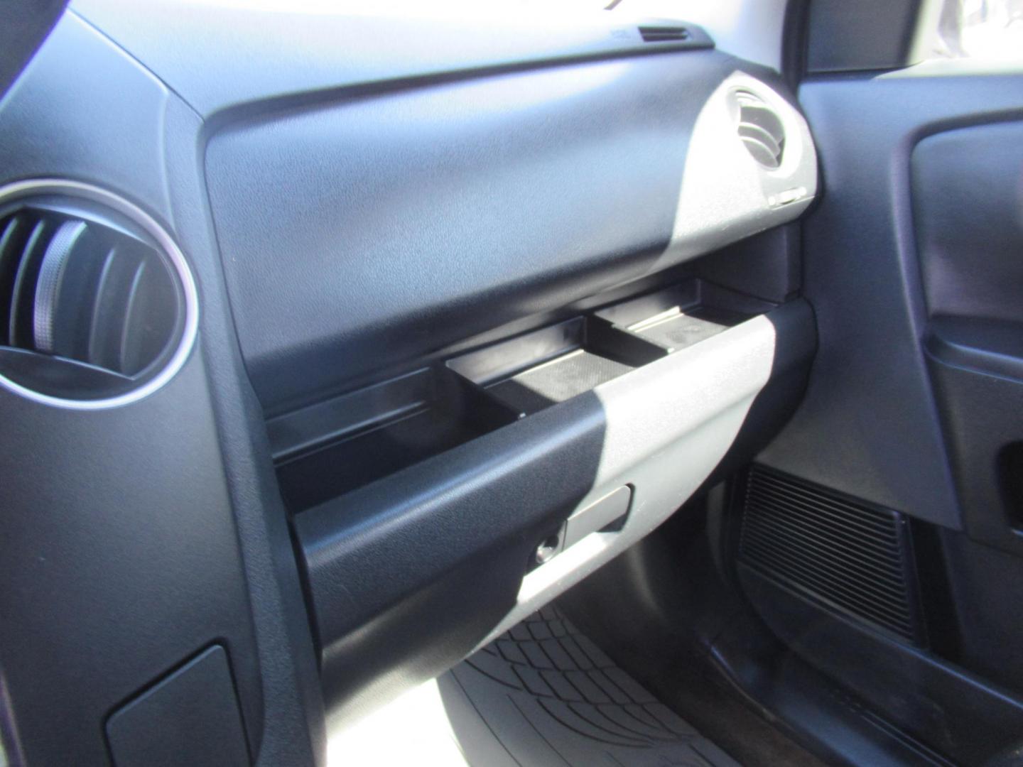 2014 Silver /Black Honda Pilot EX-L 2WD 5-Spd AT (5FNYF3H54EB) with an 3.5L V6 SOHC 24V engine, 5-Speed Automatic transmission, located at 1511 North Shepherd Dr., Houston, TX, 77008, (281) 657-1221, 29.798361, -95.412560 - 2014 HONDA PILOT EX-L VIN: 5FNYF3H54EB024412 5 F N Y F 3 H 5 4 E B 0 2 4 4 1 2 4 DOOR WAGON/SPORT UTILITY 3.5L V6 F SOHC 24V GASOLINE FRONT WHEEL DRIVE - Photo#5