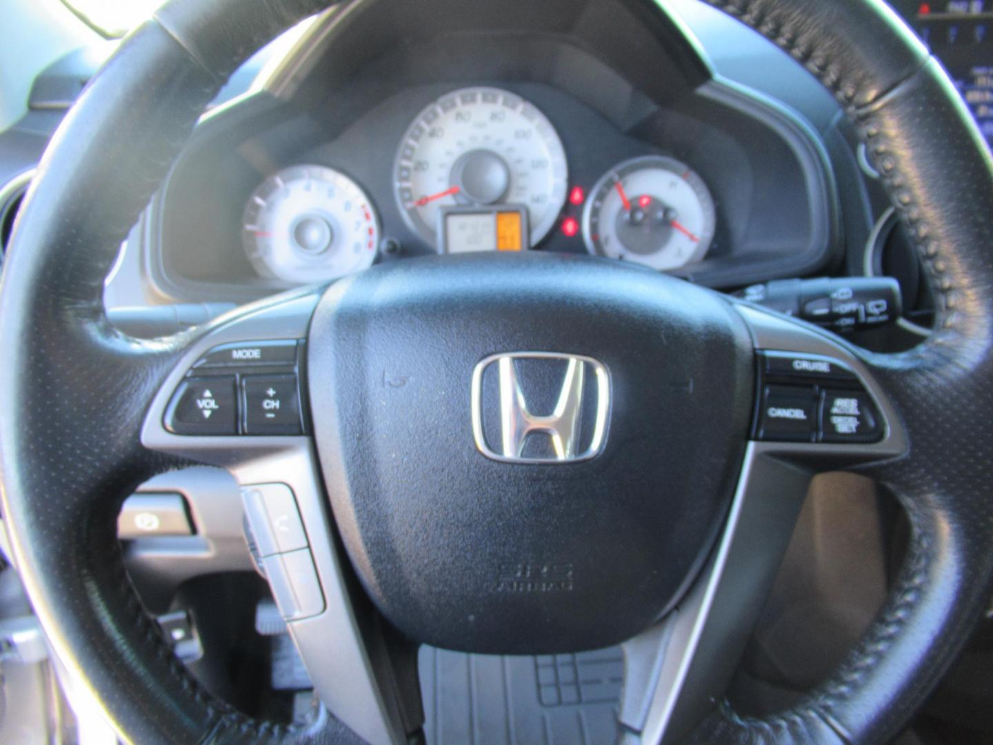 2014 Silver /Black Honda Pilot EX-L 2WD 5-Spd AT (5FNYF3H54EB) with an 3.5L V6 SOHC 24V engine, 5-Speed Automatic transmission, located at 1511 North Shepherd Dr., Houston, TX, 77008, (281) 657-1221, 29.798361, -95.412560 - 2014 HONDA PILOT EX-L VIN: 5FNYF3H54EB024412 5 F N Y F 3 H 5 4 E B 0 2 4 4 1 2 4 DOOR WAGON/SPORT UTILITY 3.5L V6 F SOHC 24V GASOLINE FRONT WHEEL DRIVE - Photo#6