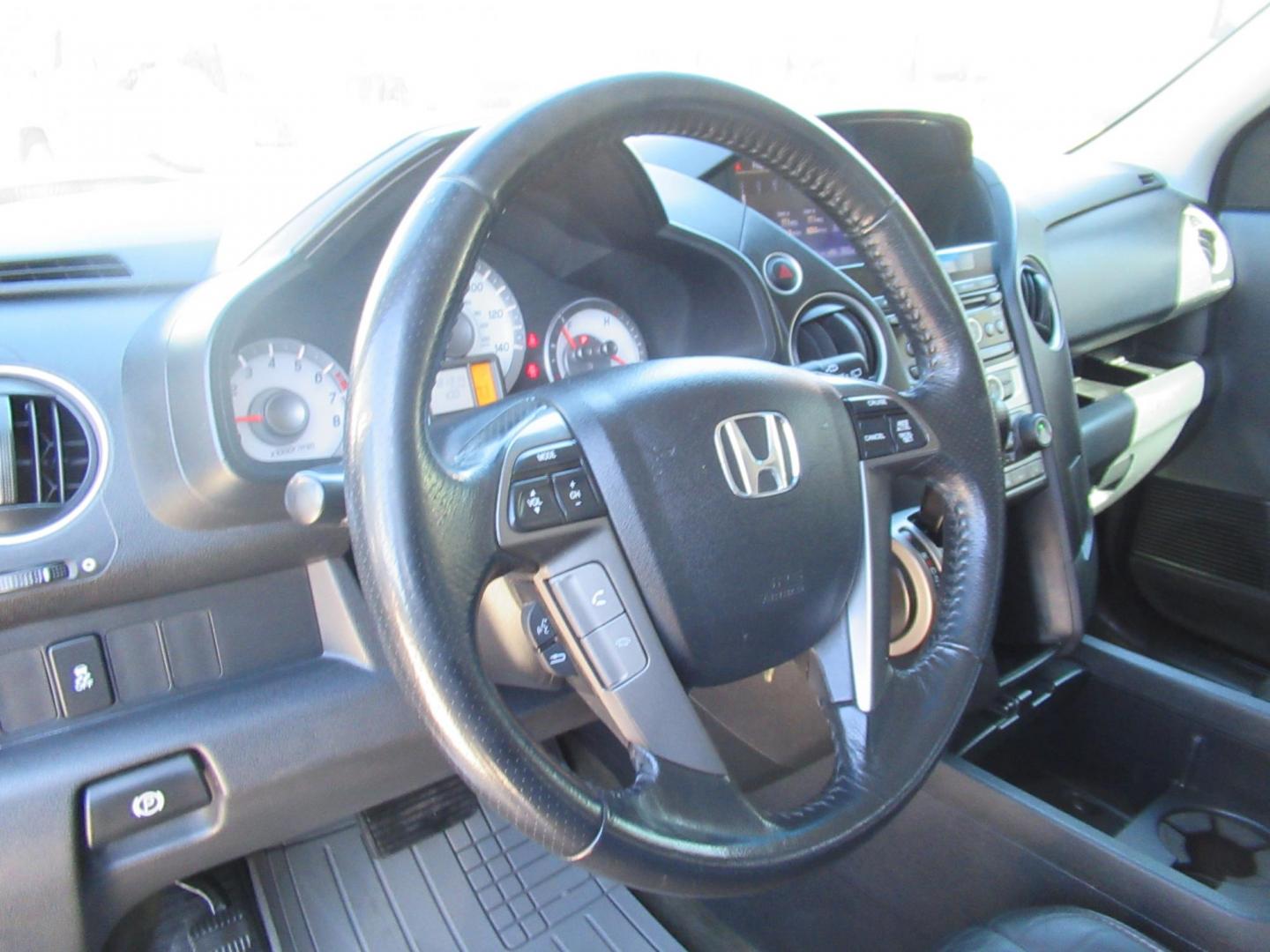 2014 Silver /Black Honda Pilot EX-L 2WD 5-Spd AT (5FNYF3H54EB) with an 3.5L V6 SOHC 24V engine, 5-Speed Automatic transmission, located at 1511 North Shepherd Dr., Houston, TX, 77008, (281) 657-1221, 29.798361, -95.412560 - 2014 HONDA PILOT EX-L VIN: 5FNYF3H54EB024412 5 F N Y F 3 H 5 4 E B 0 2 4 4 1 2 4 DOOR WAGON/SPORT UTILITY 3.5L V6 F SOHC 24V GASOLINE FRONT WHEEL DRIVE - Photo#7