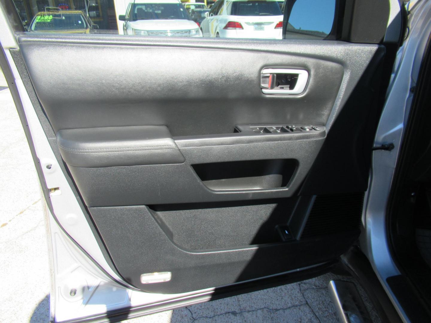 2014 Silver /Black Honda Pilot EX-L 2WD 5-Spd AT (5FNYF3H54EB) with an 3.5L V6 SOHC 24V engine, 5-Speed Automatic transmission, located at 1511 North Shepherd Dr., Houston, TX, 77008, (281) 657-1221, 29.798361, -95.412560 - 2014 HONDA PILOT EX-L VIN: 5FNYF3H54EB024412 5 F N Y F 3 H 5 4 E B 0 2 4 4 1 2 4 DOOR WAGON/SPORT UTILITY 3.5L V6 F SOHC 24V GASOLINE FRONT WHEEL DRIVE - Photo#8