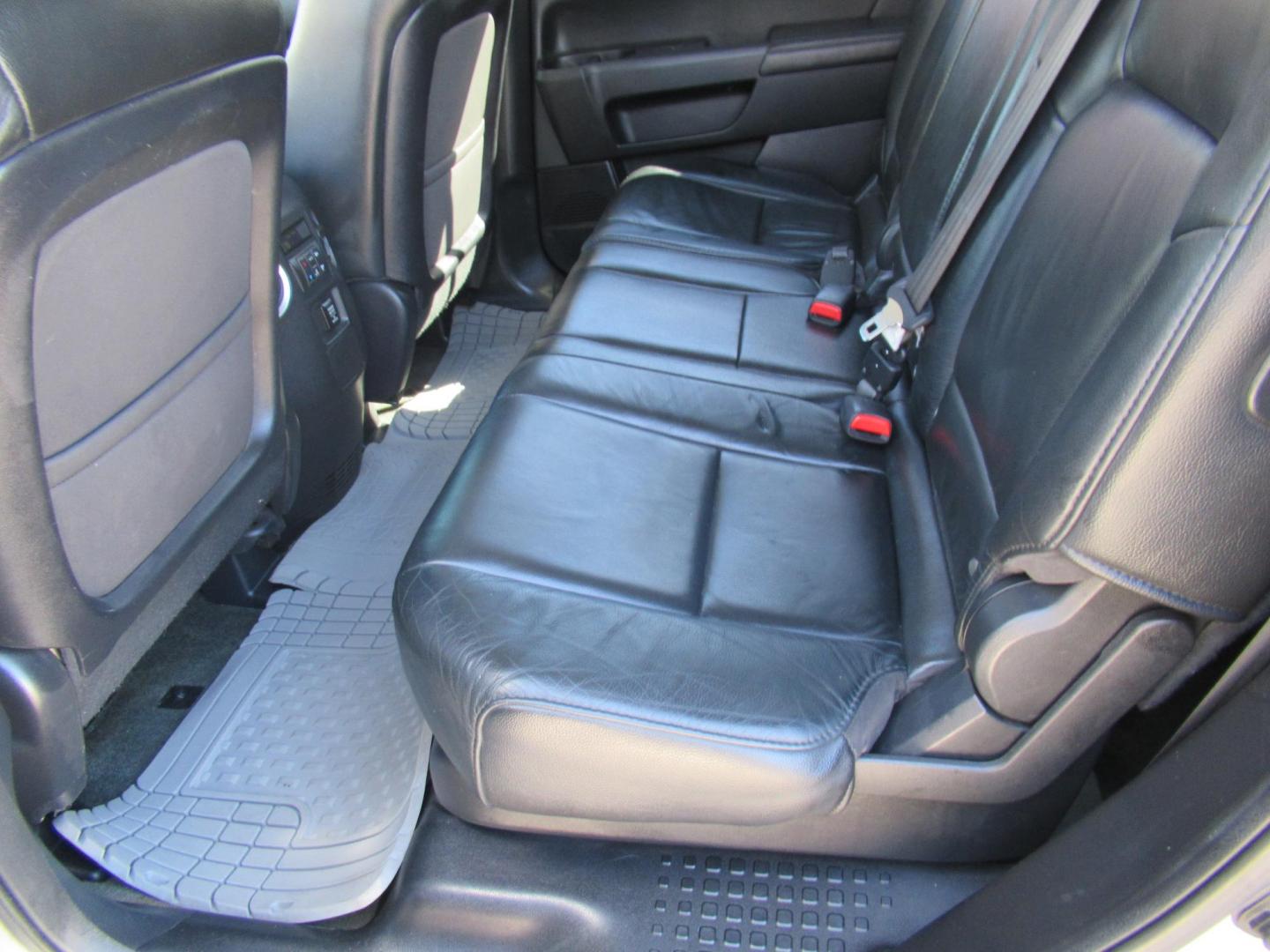 2014 Silver /Black Honda Pilot EX-L 2WD 5-Spd AT (5FNYF3H54EB) with an 3.5L V6 SOHC 24V engine, 5-Speed Automatic transmission, located at 1511 North Shepherd Dr., Houston, TX, 77008, (281) 657-1221, 29.798361, -95.412560 - 2014 HONDA PILOT EX-L VIN: 5FNYF3H54EB024412 5 F N Y F 3 H 5 4 E B 0 2 4 4 1 2 4 DOOR WAGON/SPORT UTILITY 3.5L V6 F SOHC 24V GASOLINE FRONT WHEEL DRIVE - Photo#9