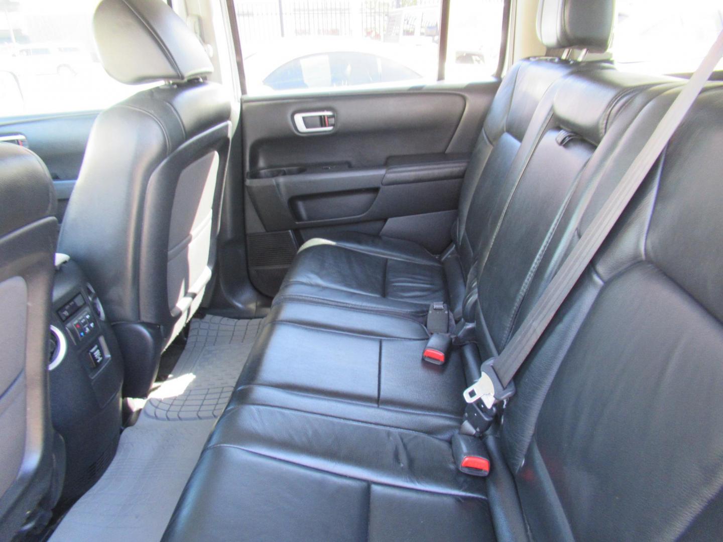 2014 Silver /Black Honda Pilot EX-L 2WD 5-Spd AT (5FNYF3H54EB) with an 3.5L V6 SOHC 24V engine, 5-Speed Automatic transmission, located at 1511 North Shepherd Dr., Houston, TX, 77008, (281) 657-1221, 29.798361, -95.412560 - 2014 HONDA PILOT EX-L VIN: 5FNYF3H54EB024412 5 F N Y F 3 H 5 4 E B 0 2 4 4 1 2 4 DOOR WAGON/SPORT UTILITY 3.5L V6 F SOHC 24V GASOLINE FRONT WHEEL DRIVE - Photo#10