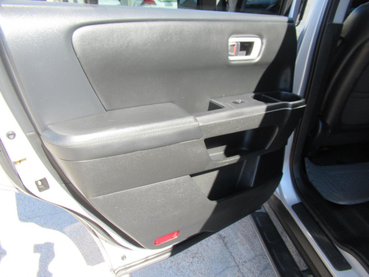 2014 Silver /Black Honda Pilot EX-L 2WD 5-Spd AT (5FNYF3H54EB) with an 3.5L V6 SOHC 24V engine, 5-Speed Automatic transmission, located at 1511 North Shepherd Dr., Houston, TX, 77008, (281) 657-1221, 29.798361, -95.412560 - 2014 HONDA PILOT EX-L VIN: 5FNYF3H54EB024412 5 F N Y F 3 H 5 4 E B 0 2 4 4 1 2 4 DOOR WAGON/SPORT UTILITY 3.5L V6 F SOHC 24V GASOLINE FRONT WHEEL DRIVE - Photo#12