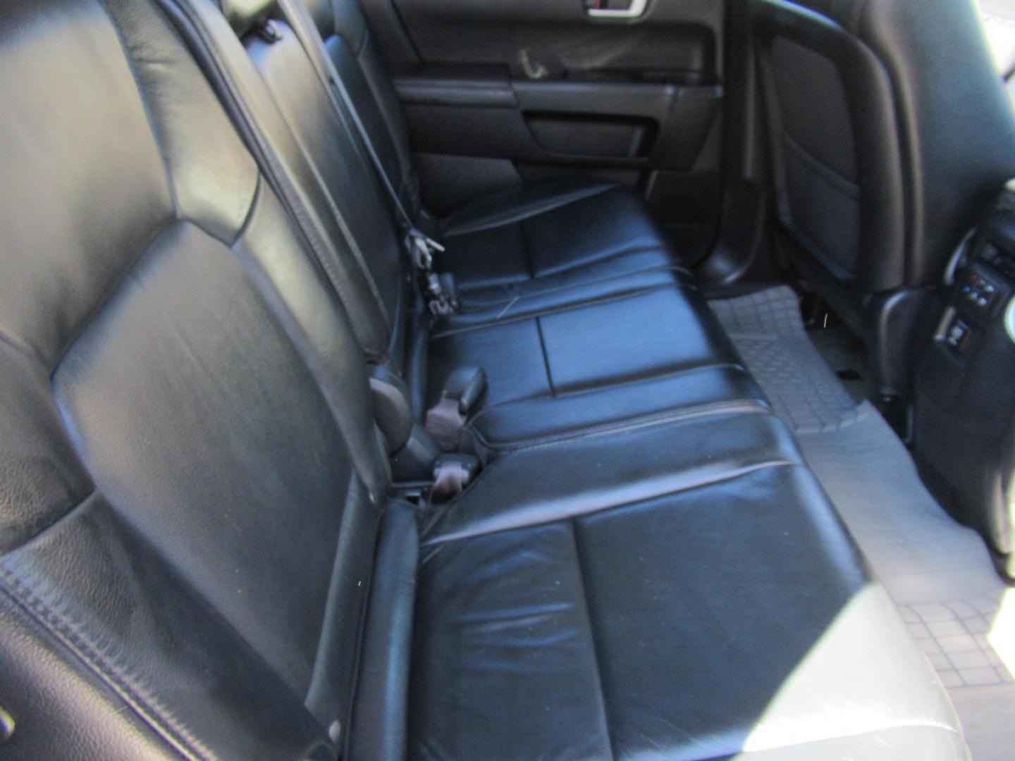 2014 Silver /Black Honda Pilot EX-L 2WD 5-Spd AT (5FNYF3H54EB) with an 3.5L V6 SOHC 24V engine, 5-Speed Automatic transmission, located at 1511 North Shepherd Dr., Houston, TX, 77008, (281) 657-1221, 29.798361, -95.412560 - 2014 HONDA PILOT EX-L VIN: 5FNYF3H54EB024412 5 F N Y F 3 H 5 4 E B 0 2 4 4 1 2 4 DOOR WAGON/SPORT UTILITY 3.5L V6 F SOHC 24V GASOLINE FRONT WHEEL DRIVE - Photo#13