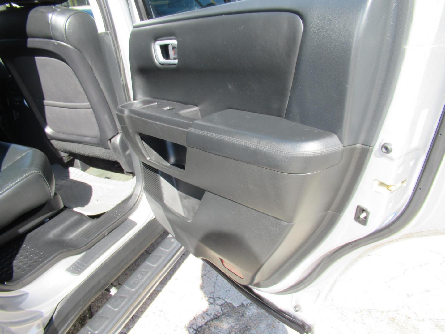 2014 Silver /Black Honda Pilot EX-L 2WD 5-Spd AT (5FNYF3H54EB) with an 3.5L V6 SOHC 24V engine, 5-Speed Automatic transmission, located at 1511 North Shepherd Dr., Houston, TX, 77008, (281) 657-1221, 29.798361, -95.412560 - 2014 HONDA PILOT EX-L VIN: 5FNYF3H54EB024412 5 F N Y F 3 H 5 4 E B 0 2 4 4 1 2 4 DOOR WAGON/SPORT UTILITY 3.5L V6 F SOHC 24V GASOLINE FRONT WHEEL DRIVE - Photo#15